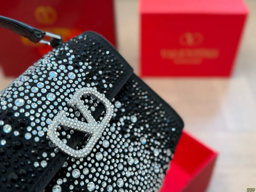 ¥340 Folding box Valentino star diamond version handbag Simple bag silhouette unlocks fashionable charm Can be salty or sweet Make you the most beautiful girl on the street Very versatile yyds Size: 18 14