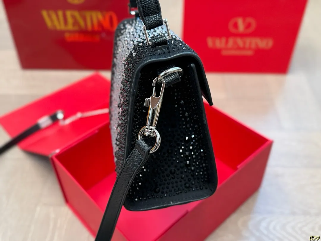 ¥340 Folding box Valentino star diamond version handbag Simple bag silhouette unlocks fashionable charm Can be salty or sweet Make you the most beautiful girl on the street Very versatile yyds Size: 18 14