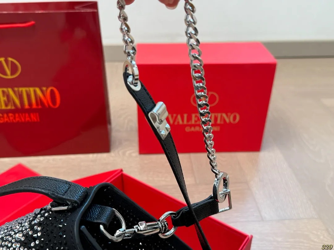 ¥340 Folding box Valentino star diamond version handbag Simple bag silhouette unlocks fashionable charm Can be salty or sweet Make you the most beautiful girl on the street Very versatile yyds Size: 18 14