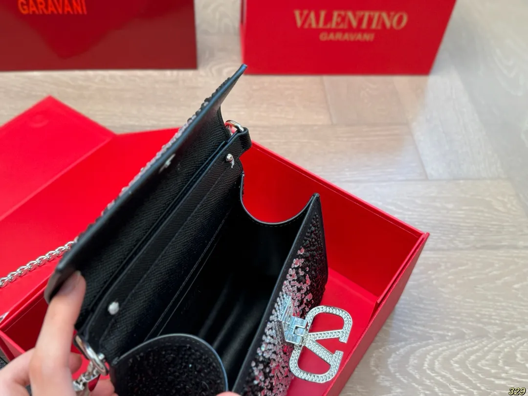 ¥340 Folding box Valentino star diamond version handbag Simple bag silhouette unlocks fashionable charm Can be salty or sweet Make you the most beautiful girl on the street Very versatile yyds Size: 18 14