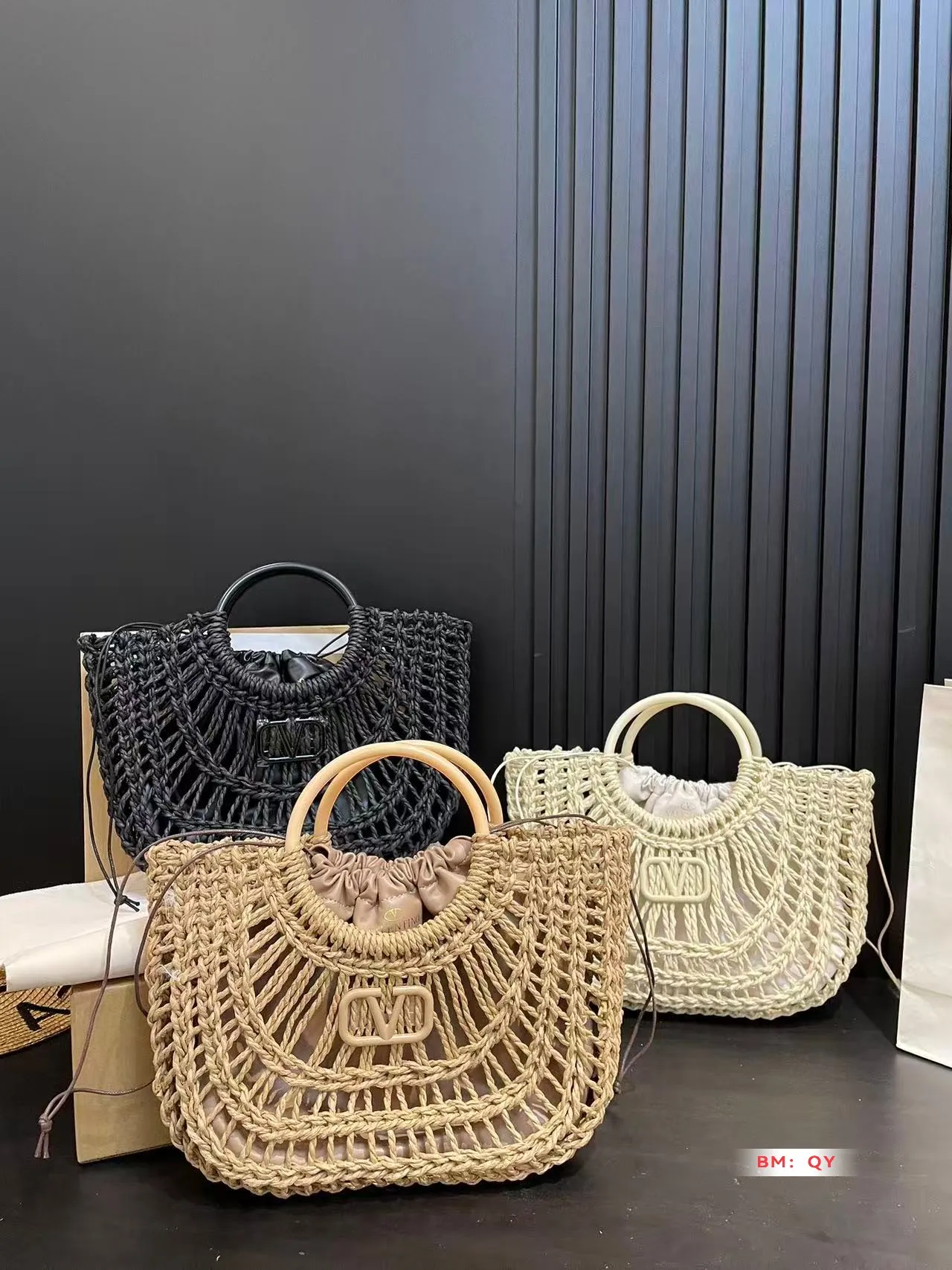 💰270 Box Valentino Weaving Vegetable Basket The trend of straw bags has struck again, easily becoming this season’s new favorite! Whether for daily outings or holiday shopping, the most photographed bags always remind people of warm seasons and relaxing beach days. Woven from raffia, the texture is fresh and natural, bringing a summery feel from sight to touch, injecting elegance into the structured bag. Size 33*23