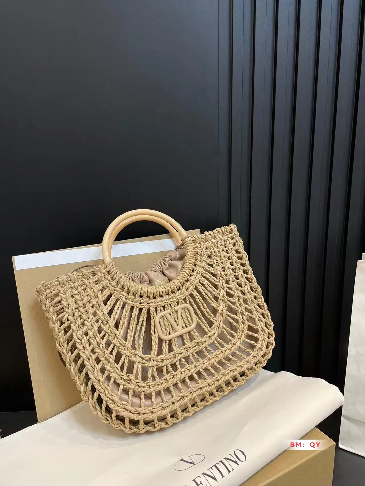 💰270 Box Valentino Weaving Vegetable Basket The trend of straw bags has struck again, easily becoming this season’s new favorite! Whether for daily outings or holiday shopping, the most photographed bags always remind people of warm seasons and relaxing beach days. Woven from raffia, the texture is fresh and natural, bringing a summery feel from sight to touch, injecting elegance into the structured bag. Size 33*23