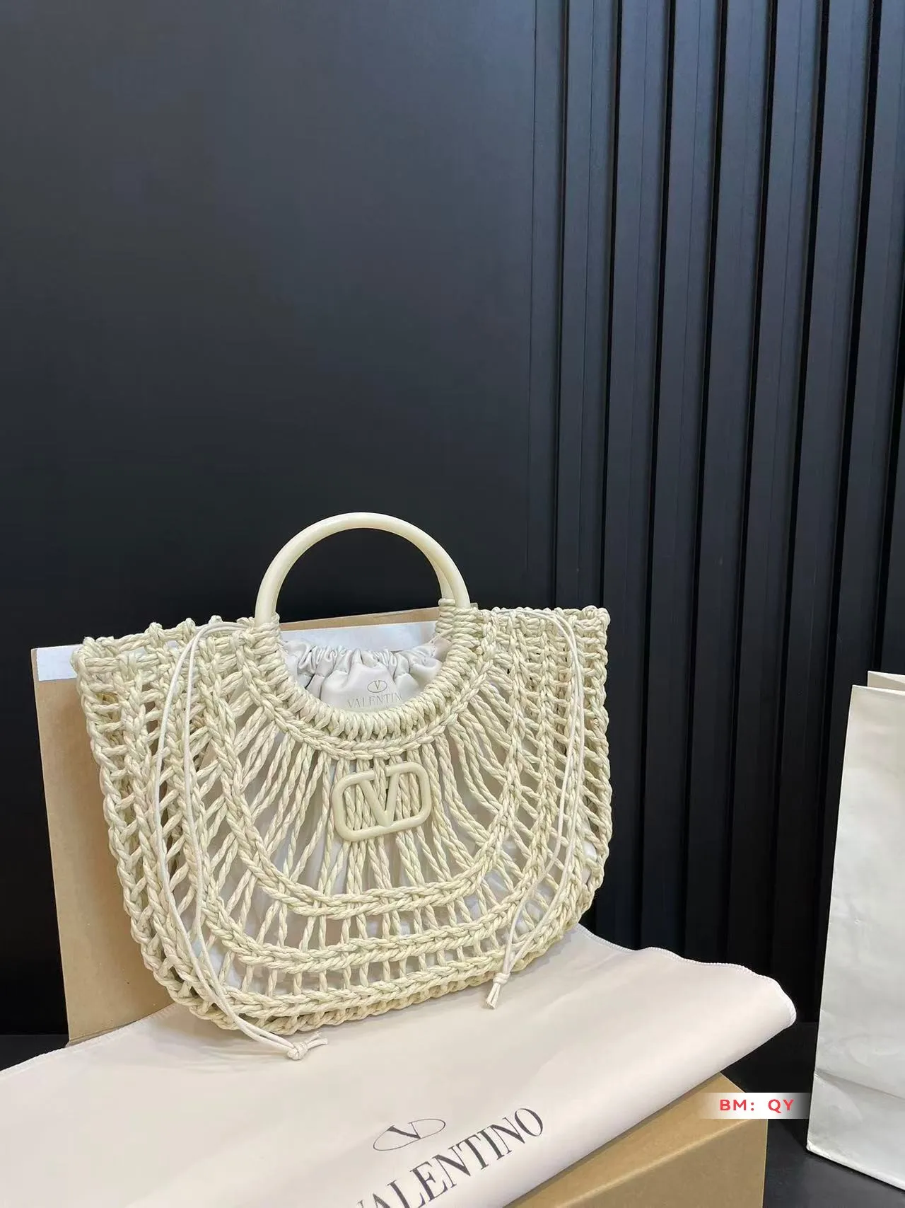 💰270 Box Valentino Weaving Vegetable Basket The trend of straw bags has struck again, easily becoming this season’s new favorite! Whether for daily outings or holiday shopping, the most photographed bags always remind people of warm seasons and relaxing beach days. Woven from raffia, the texture is fresh and natural, bringing a summery feel from sight to touch, injecting elegance into the structured bag. Size 33*23