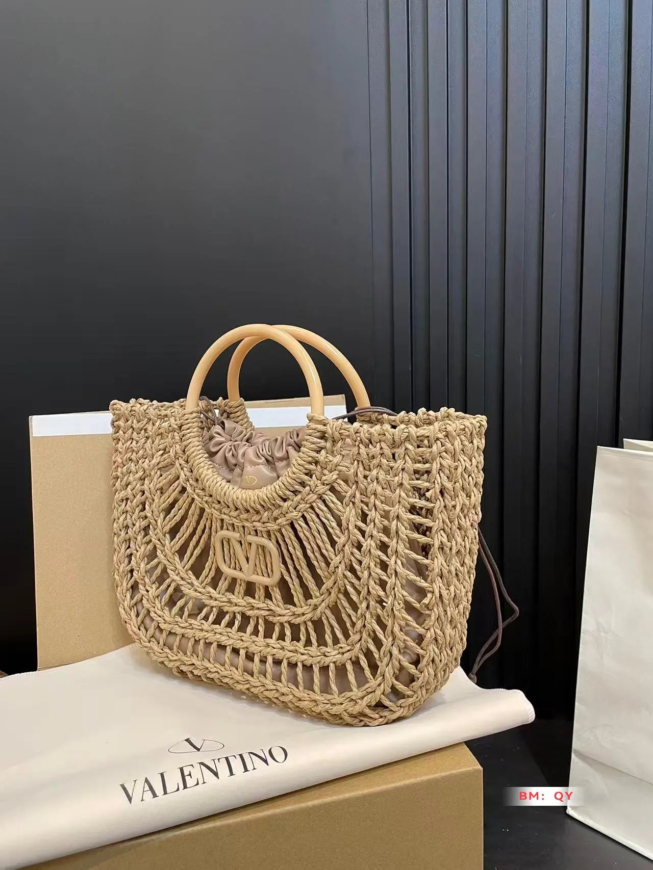 💰270 Box Valentino Weaving Vegetable Basket The trend of straw bags has struck again, easily becoming this season’s new favorite! Whether for daily outings or holiday shopping, the most photographed bags always remind people of warm seasons and relaxing beach days. Woven from raffia, the texture is fresh and natural, bringing a summery feel from sight to touch, injecting elegance into the structured bag. Size 33*23