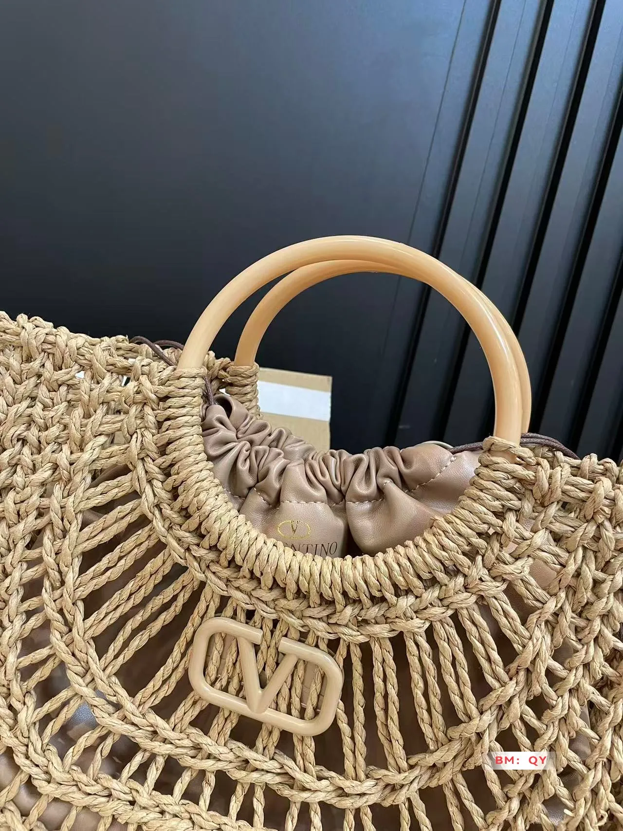💰270 Box Valentino Weaving Vegetable Basket The trend of straw bags has struck again, easily becoming this season’s new favorite! Whether for daily outings or holiday shopping, the most photographed bags always remind people of warm seasons and relaxing beach days. Woven from raffia, the texture is fresh and natural, bringing a summery feel from sight to touch, injecting elegance into the structured bag. Size 33*23