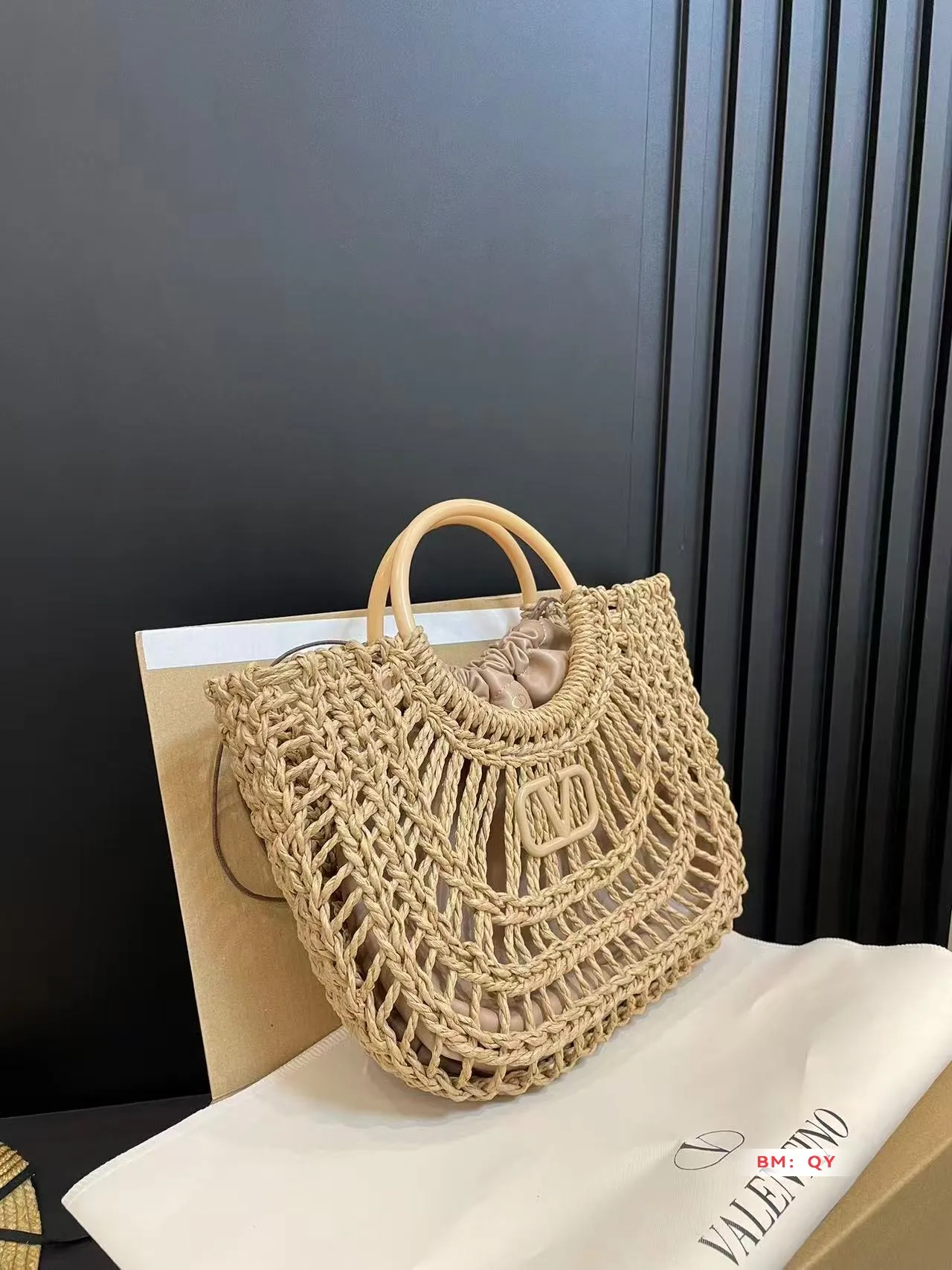 💰270 Box Valentino Weaving Vegetable Basket The trend of straw bags has struck again, easily becoming this season’s new favorite! Whether for daily outings or holiday shopping, the most photographed bags always remind people of warm seasons and relaxing beach days. Woven from raffia, the texture is fresh and natural, bringing a summery feel from sight to touch, injecting elegance into the structured bag. Size 33*23