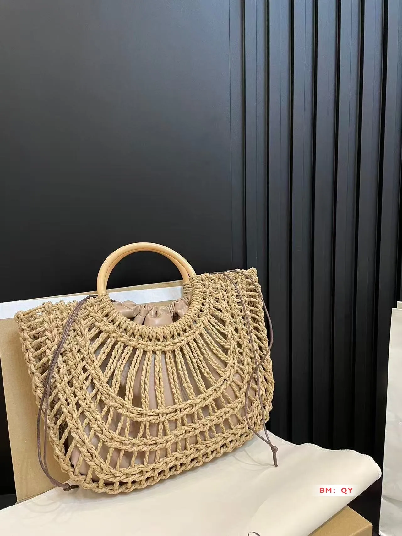 💰270 Box Valentino Weaving Vegetable Basket The trend of straw bags has struck again, easily becoming this season’s new favorite! Whether for daily outings or holiday shopping, the most photographed bags always remind people of warm seasons and relaxing beach days. Woven from raffia, the texture is fresh and natural, bringing a summery feel from sight to touch, injecting elegance into the structured bag. Size 33*23