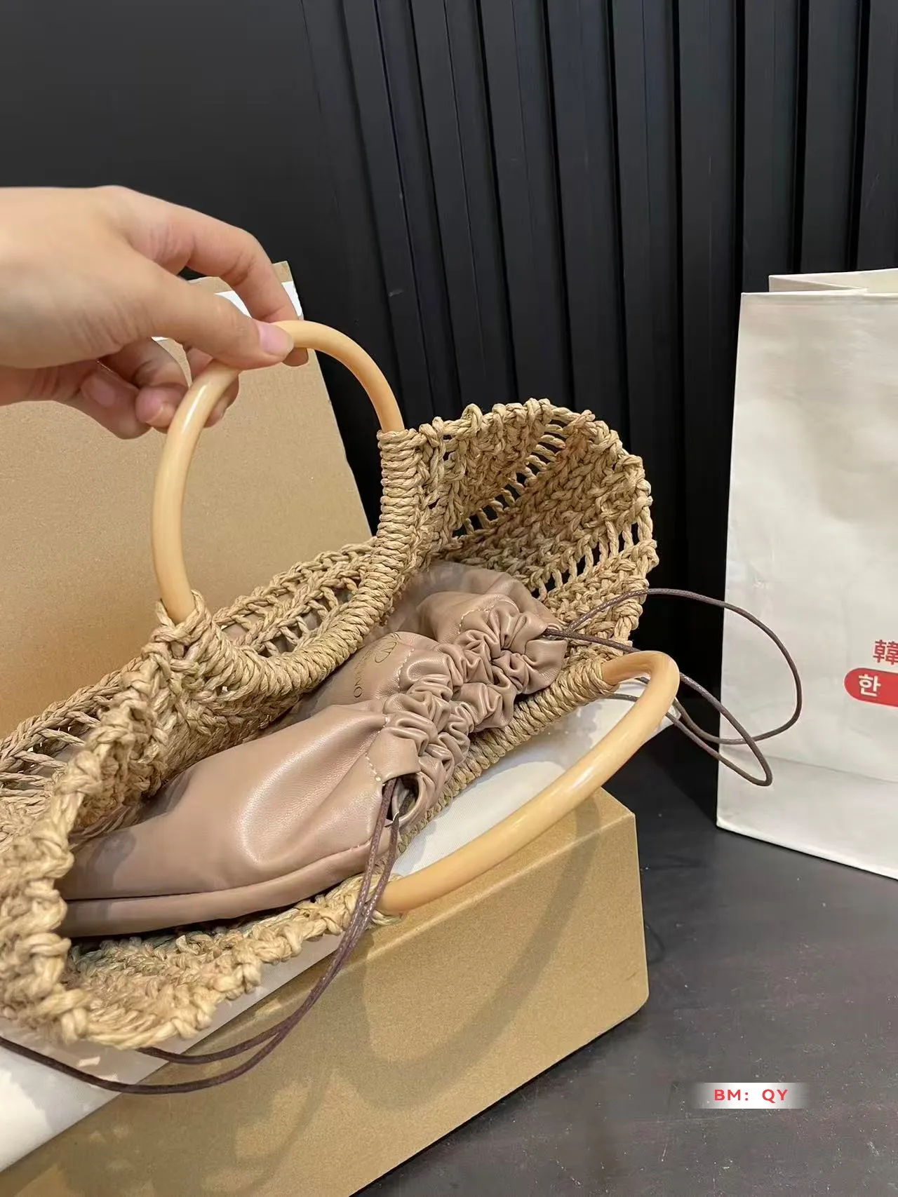 💰270 Box Valentino Weaving Vegetable Basket The trend of straw bags has struck again, easily becoming this season’s new favorite! Whether for daily outings or holiday shopping, the most photographed bags always remind people of warm seasons and relaxing beach days. Woven from raffia, the texture is fresh and natural, bringing a summery feel from sight to touch, injecting elegance into the structured bag. Size 33*23