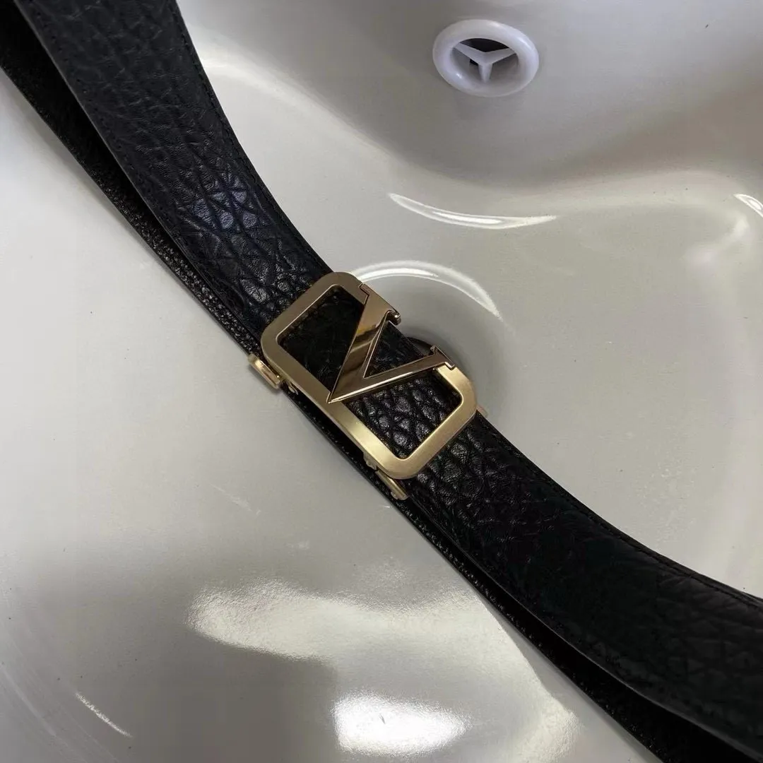 ✈️🇮🇹Brand: Valentino Valevtlo Guangzhou original buckle P160 ✈️🇮🇹Grade: 🚢Original private goods. First-layer cowhide black bottom, sold at counters🈶️, comparable to the genuine product! Exquisite oil edges, computer stitching, soft hand feel. No modifications in real photos. The upper body effect is super good, and the length can be cut. Comes with a full set of packaging at the counter. The first choice for gift giving ✈️🇮🇹Button: Guangzhou original buckle hardware ✈️🇮🇹Length: 100-125cm 3.5cm specifications ✈️🇮🇹Color: black
