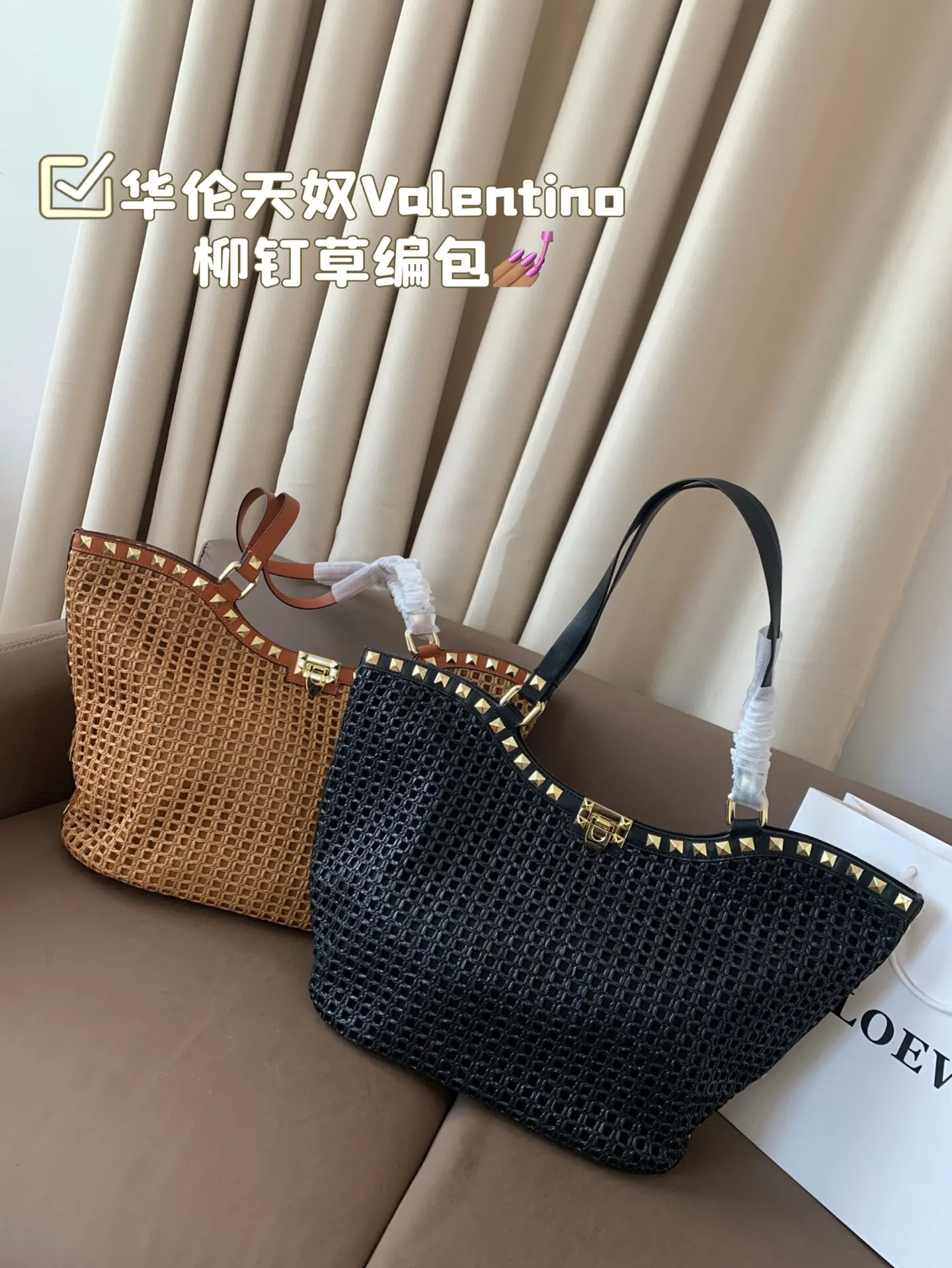 P390 Valentino Willow Straw Bag The trend of straw bags has struck again, easily becoming this season’s new favorite! Regardless of daily travel or holiday shopping, the most photographed bags always remind people of the warm season and pleasant beach time. Made of woven grass, the texture is fresh and natural, with a summery feel from sight to touch, injecting elegance into the structured bags. Size 32 24