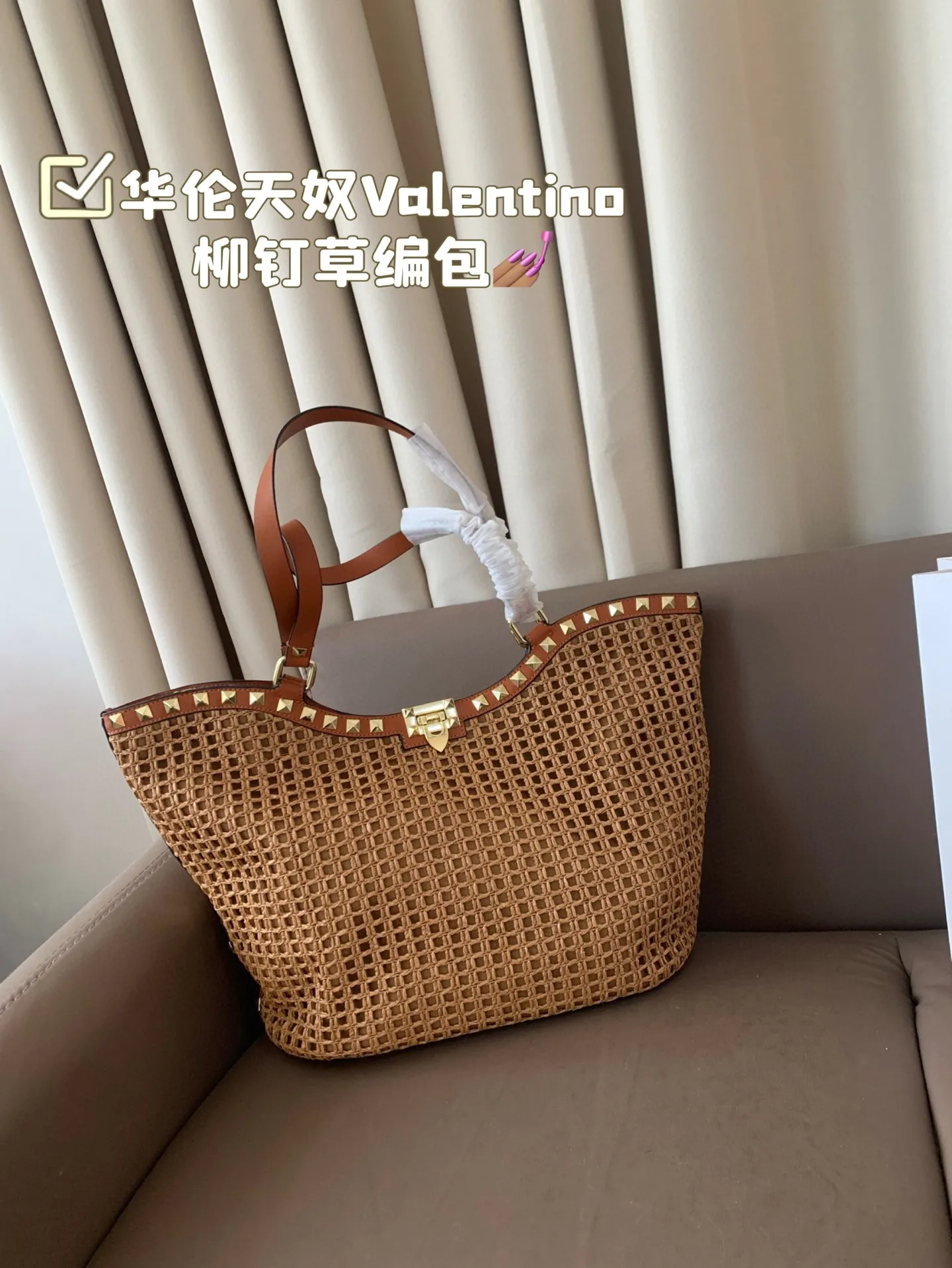 P390 Valentino Willow Straw Bag The trend of straw bags has struck again, easily becoming this season’s new favorite! Regardless of daily travel or holiday shopping, the most photographed bags always remind people of the warm season and pleasant beach time. Made of woven grass, the texture is fresh and natural, with a summery feel from sight to touch, injecting elegance into the structured bags. Size 32 24