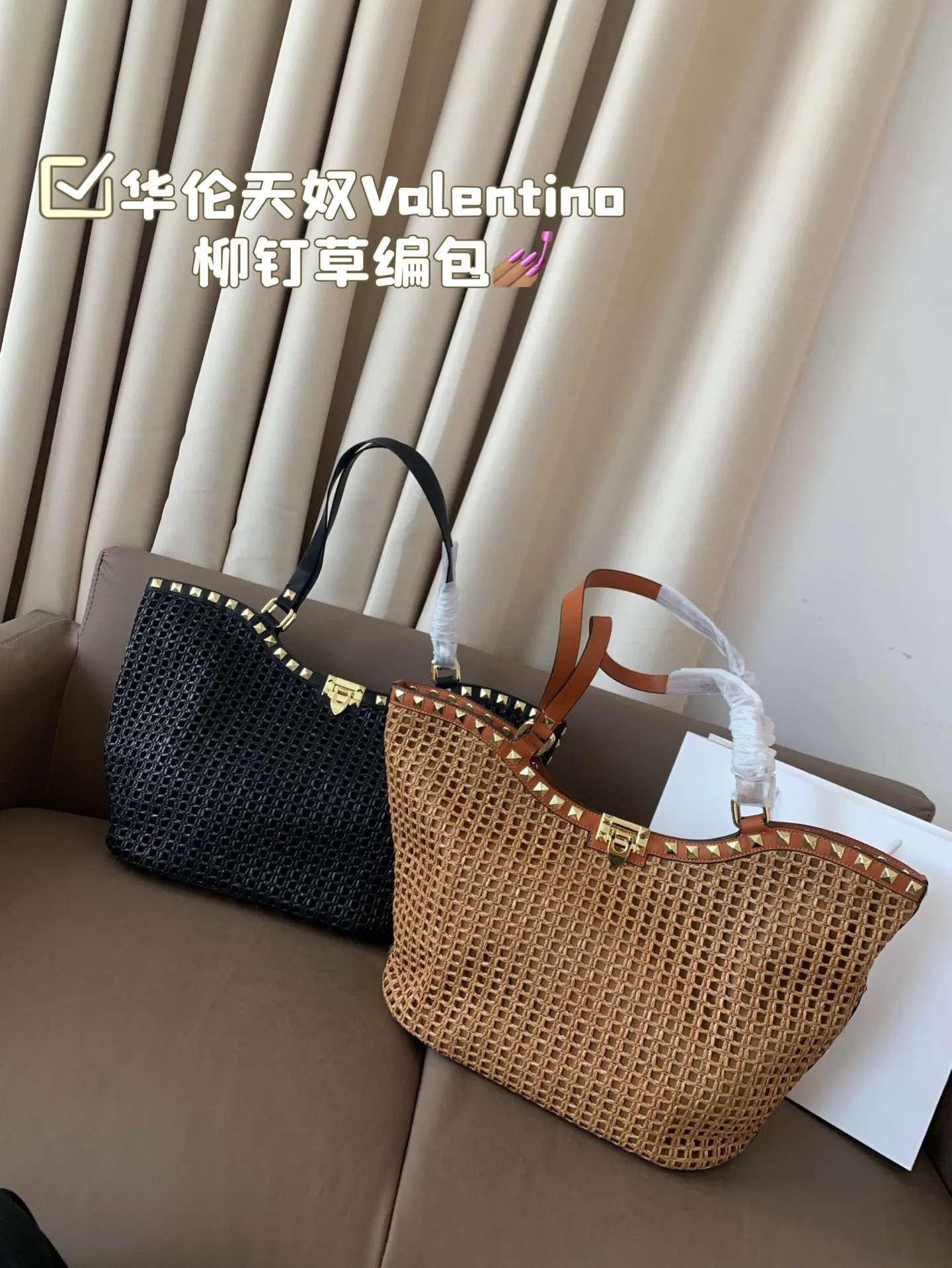 P390 Valentino Willow Straw Bag The trend of straw bags has struck again, easily becoming this season’s new favorite! Regardless of daily travel or holiday shopping, the most photographed bags always remind people of the warm season and pleasant beach time. Made of woven grass, the texture is fresh and natural, with a summery feel from sight to touch, injecting elegance into the structured bags. Size 32 24