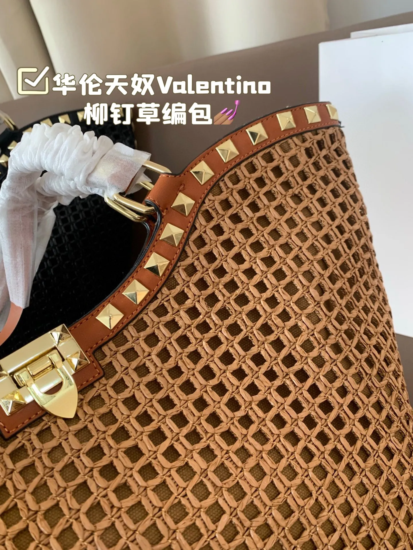 P390 Valentino Willow Straw Bag The trend of straw bags has struck again, easily becoming this season’s new favorite! Regardless of daily travel or holiday shopping, the most photographed bags always remind people of the warm season and pleasant beach time. Made of woven grass, the texture is fresh and natural, with a summery feel from sight to touch, injecting elegance into the structured bags. Size 32 24