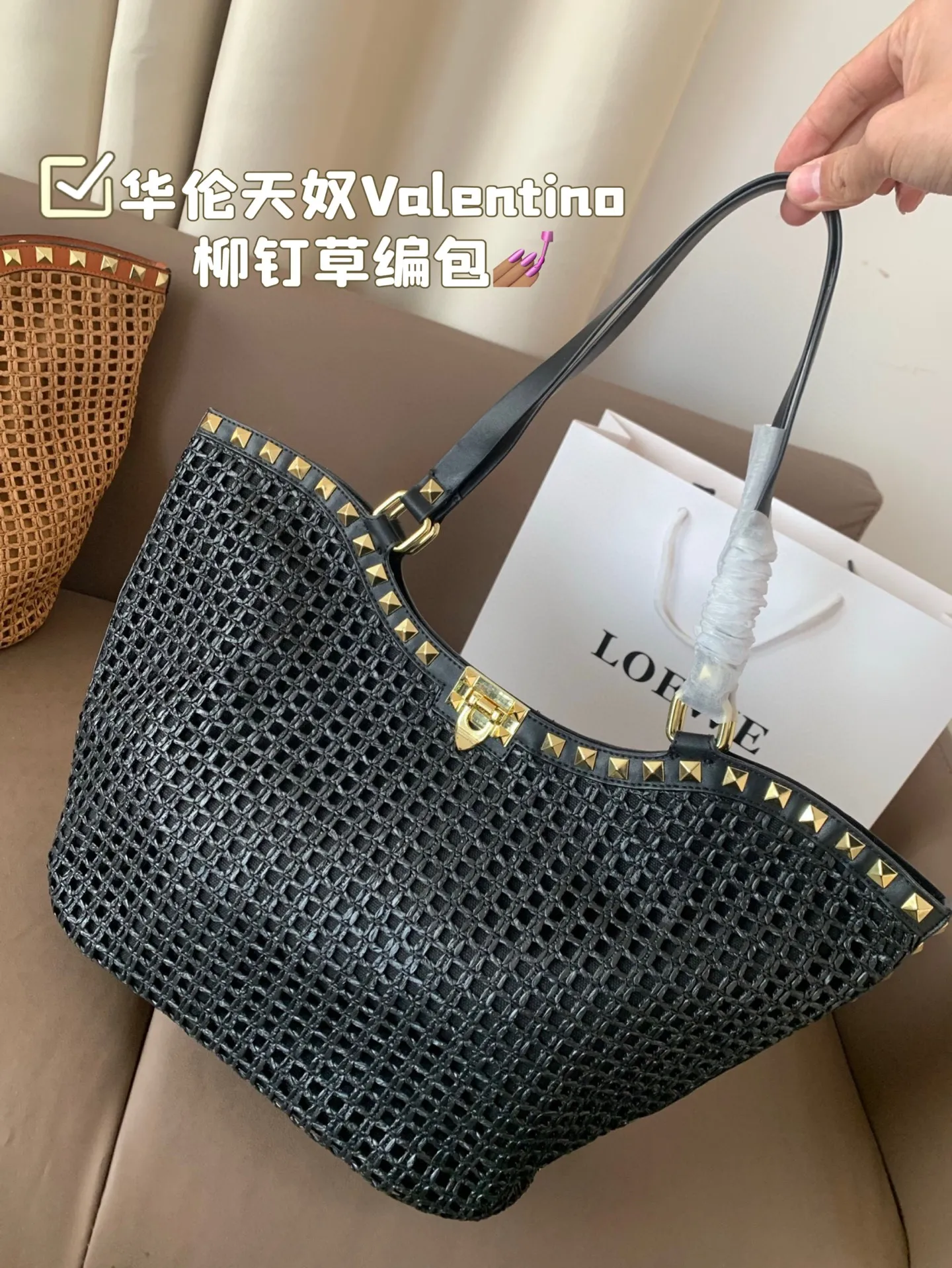 P390 Valentino Willow Straw Bag The trend of straw bags has struck again, easily becoming this season’s new favorite! Regardless of daily travel or holiday shopping, the most photographed bags always remind people of the warm season and pleasant beach time. Made of woven grass, the texture is fresh and natural, with a summery feel from sight to touch, injecting elegance into the structured bags. Size 32 24