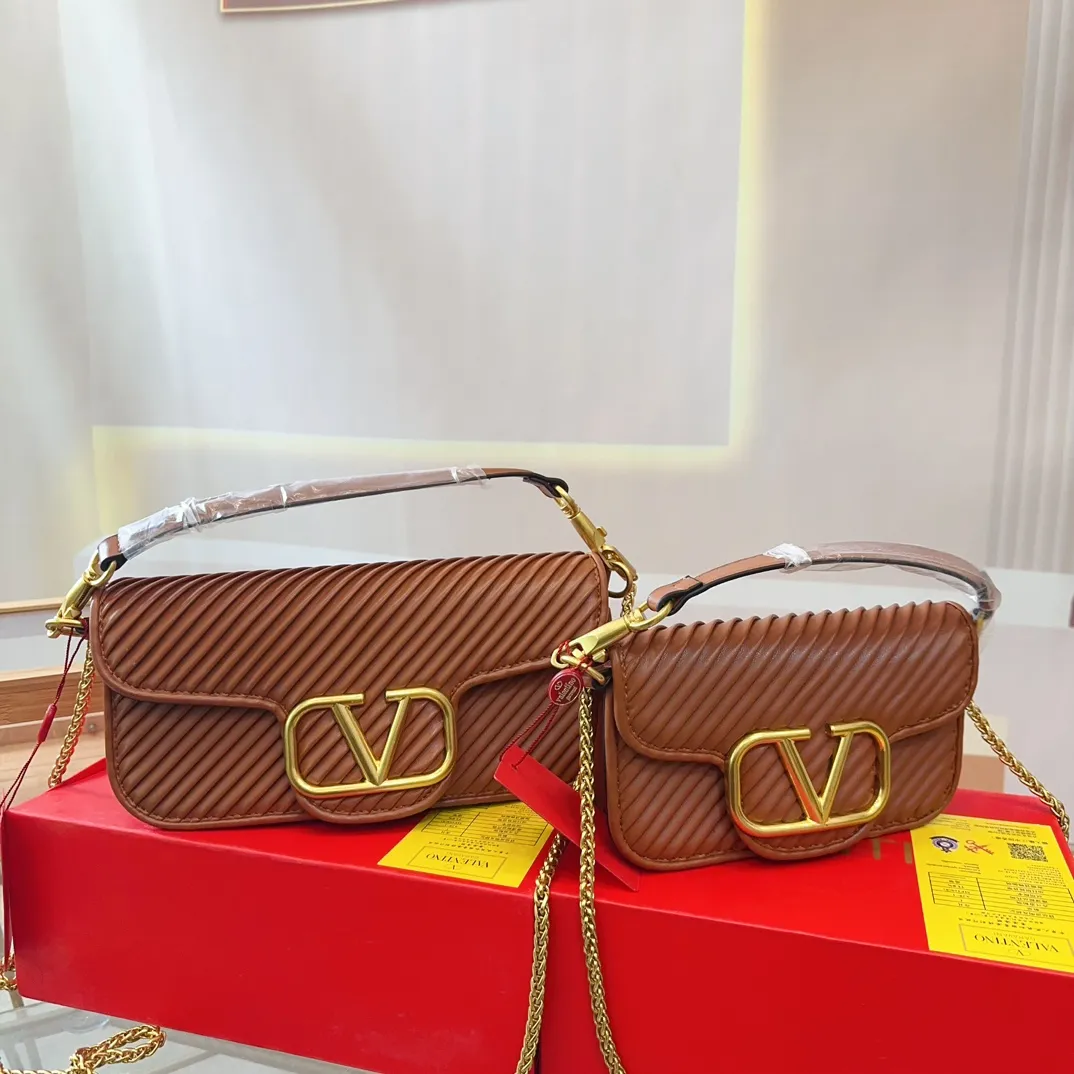 p310p290 (Gift box packaging) Valentino Logo Shoulder Bag Full of high-end feel, a classic among classics. The size can be easily controlled with any combination. Large size 27cm/small size 22cm. le