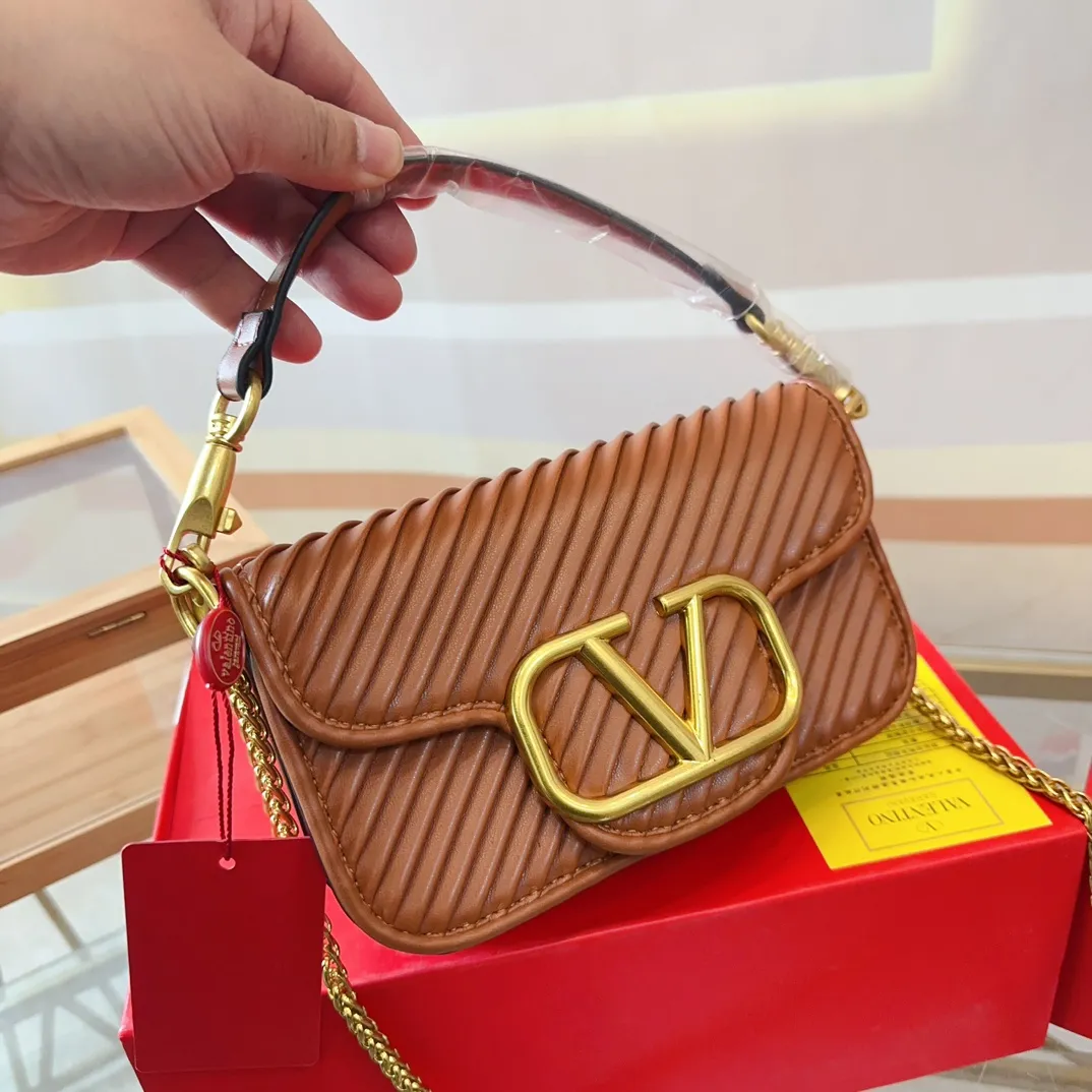 p310p290 (Gift box packaging) Valentino Logo Shoulder Bag Full of high-end feel, a classic among classics. The size can be easily controlled with any combination. Large size 27cm/small size 22cm. le