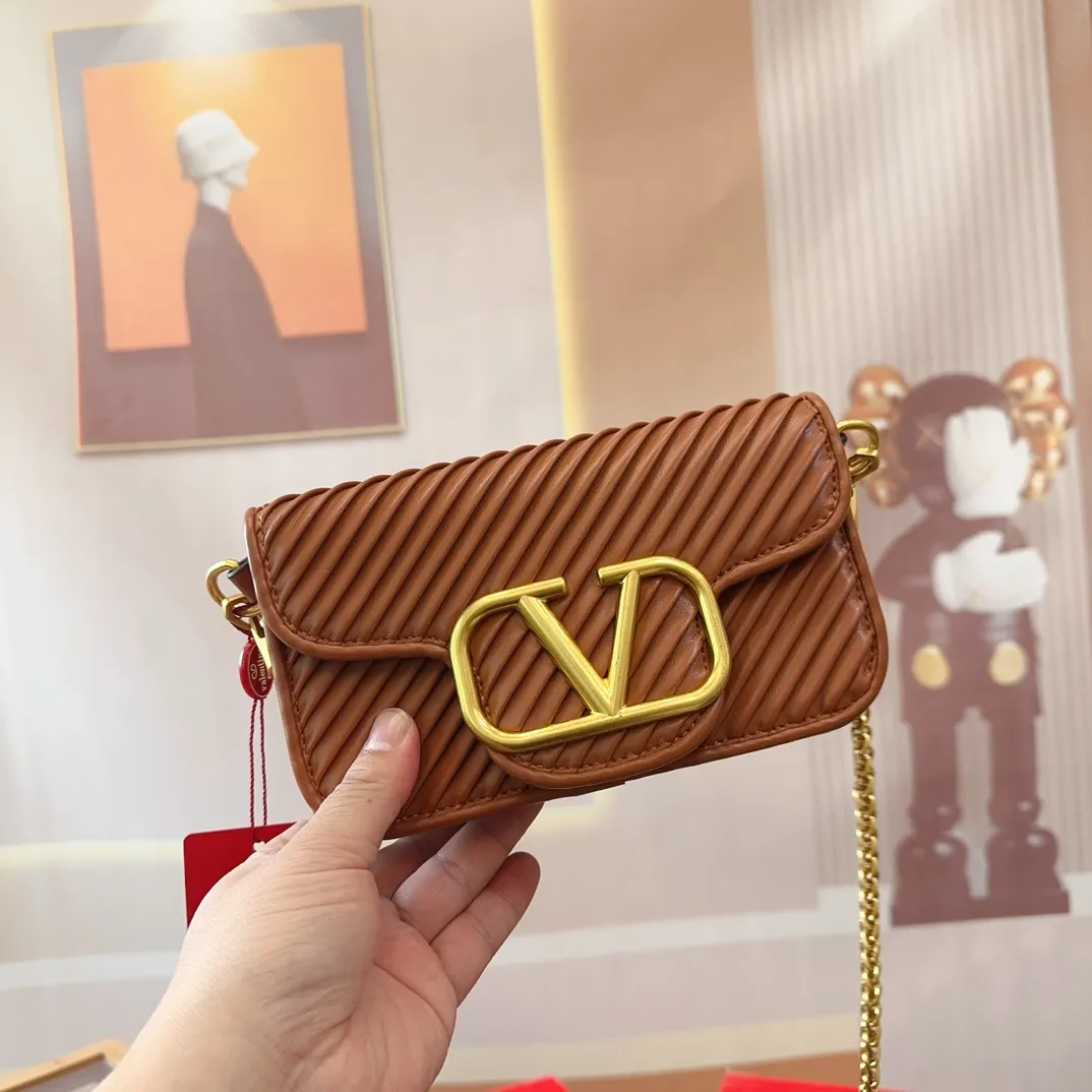p310p290 (Gift box packaging) Valentino Logo Shoulder Bag Full of high-end feel, a classic among classics. The size can be easily controlled with any combination. Large size 27cm/small size 22cm. le