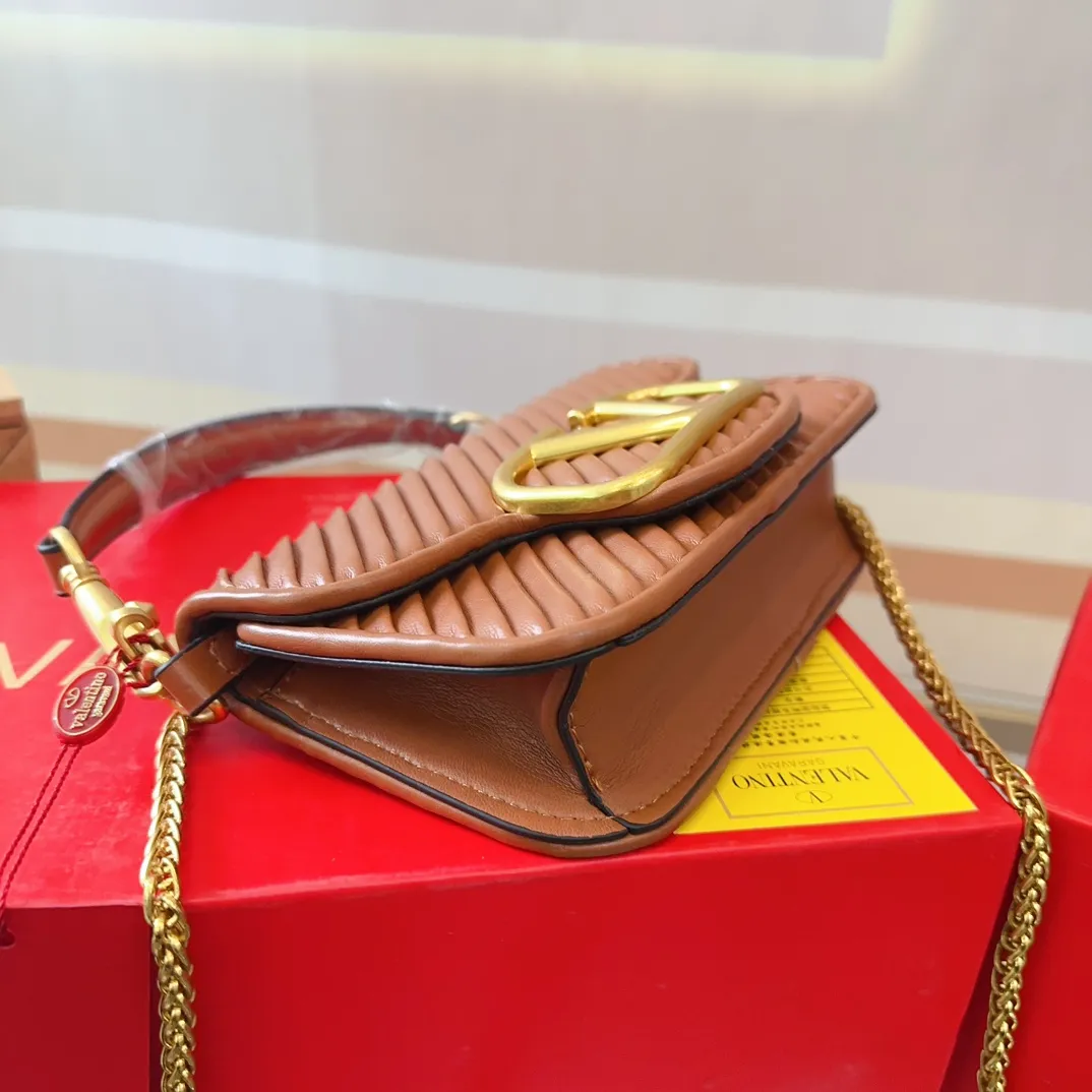 p310p290 (Gift box packaging) Valentino Logo Shoulder Bag Full of high-end feel, a classic among classics. The size can be easily controlled with any combination. Large size 27cm/small size 22cm. le