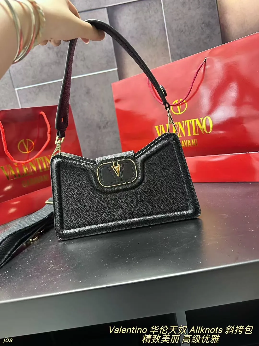 P290 Valentino Allknots crossbody bag, armpit bag, exquisite and beautiful, high-end and elegant, easy to control, no matter the clothes or season, can be used all year round, can be salty or sweet, tall girls carry it, the temperament of a royal lady, small girls carry, a sweet girl. Size: 26*15CM