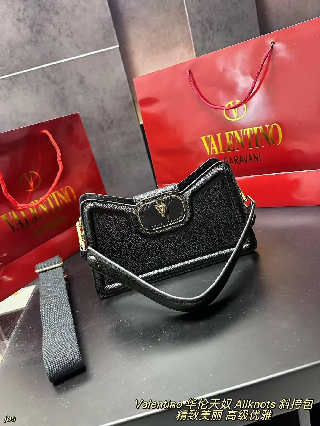 P290 Valentino Allknots crossbody bag, armpit bag, exquisite and beautiful, high-end and elegant, easy to control, no matter the clothes or season, can be used all year round, can be salty or sweet, tall girls carry it, the temperament of a royal lady, small girls carry, a sweet girl. Size: 26*15CM