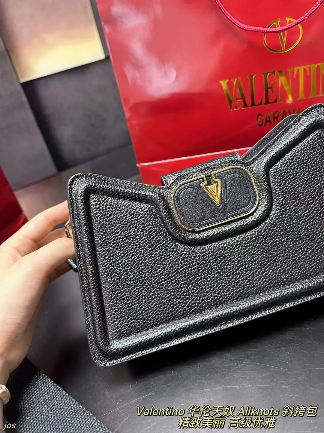 P290 Valentino Allknots crossbody bag, armpit bag, exquisite and beautiful, high-end and elegant, easy to control, no matter the clothes or season, can be used all year round, can be salty or sweet, tall girls carry it, the temperament of a royal lady, small girls carry, a sweet girl. Size: 26*15CM