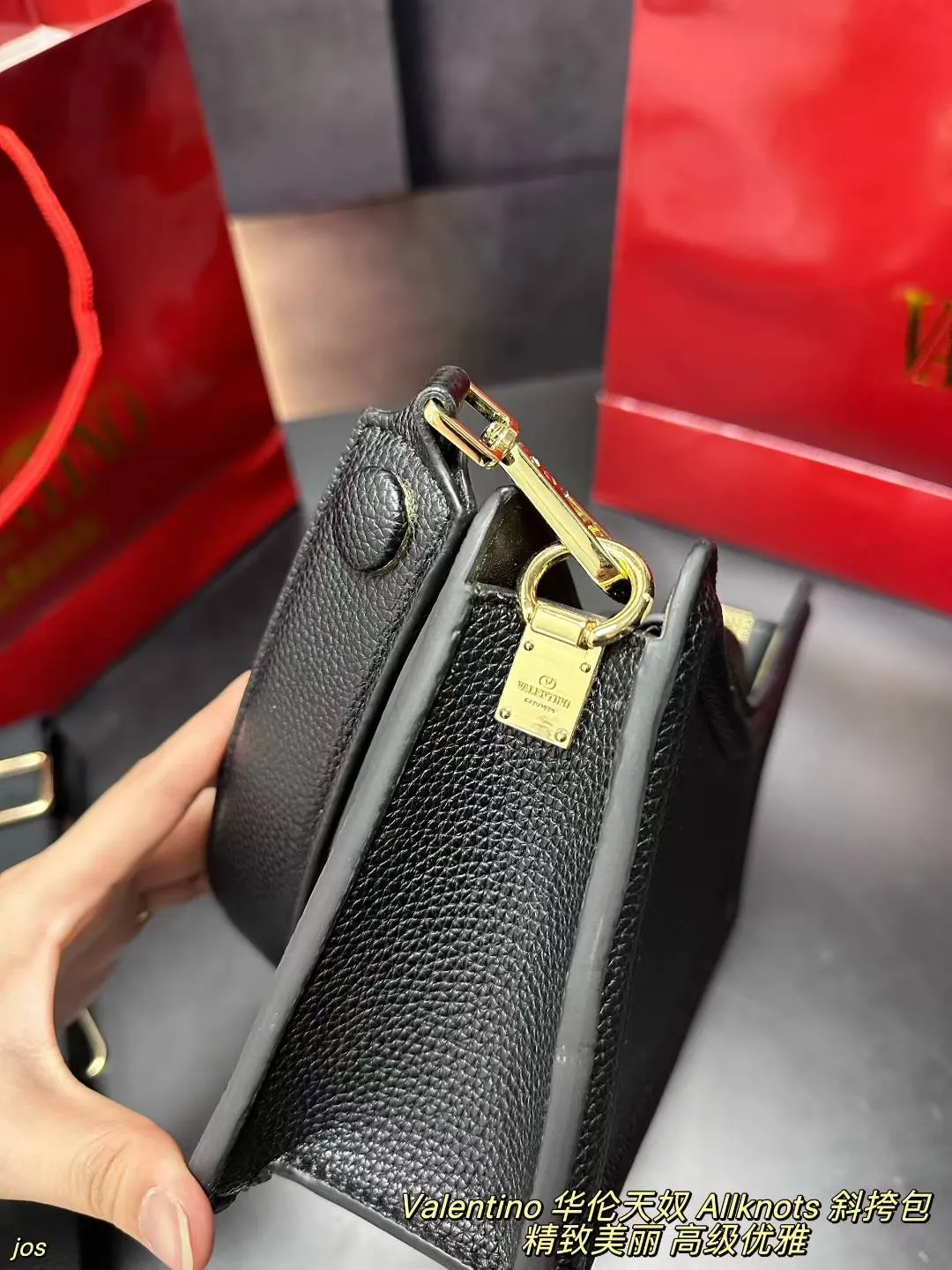 P290 Valentino Allknots crossbody bag, armpit bag, exquisite and beautiful, high-end and elegant, easy to control, no matter the clothes or season, can be used all year round, can be salty or sweet, tall girls carry it, the temperament of a royal lady, small girls carry, a sweet girl. Size: 26*15CM