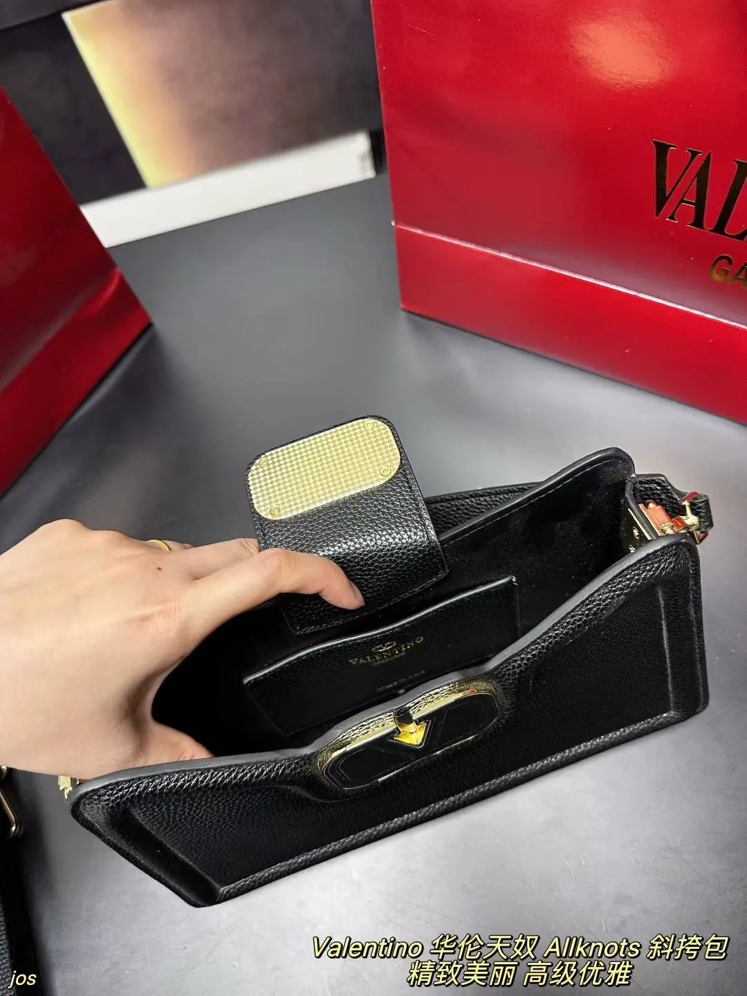 P290 Valentino Allknots crossbody bag, armpit bag, exquisite and beautiful, high-end and elegant, easy to control, no matter the clothes or season, can be used all year round, can be salty or sweet, tall girls carry it, the temperament of a royal lady, small girls carry, a sweet girl. Size: 26*15CM