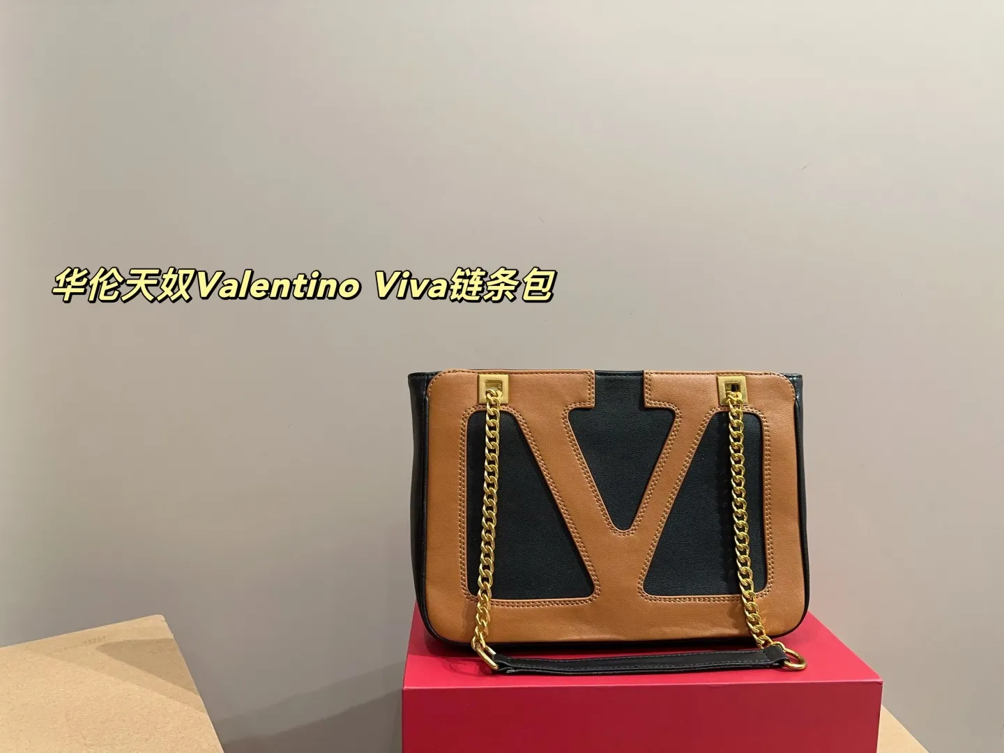 P410 with box⚠️Size 26.19 Valentino Viva chain bag