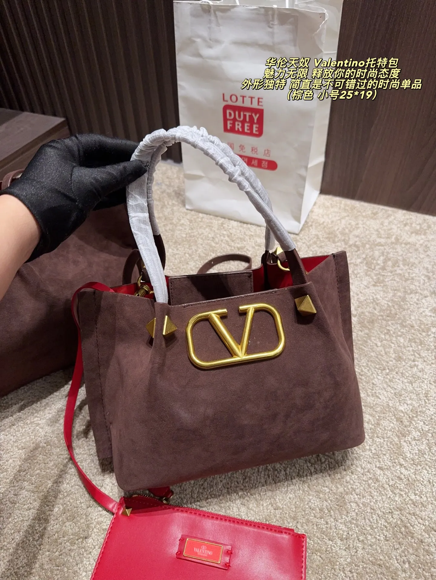 Large p380 without box ⚠️ size 37*24 Small size P370 without box ⚠️ size 25*19 Valentino tote bag has unlimited charm and unleashes your fashion attitude. It has a unique appearance and many cute colors to choose from. It is a fashion item not to be missed. It is different from the softness of canvas bags. It gives a free and easy feeling when carried on the body. It is super textured and is loved by fashionistas.
