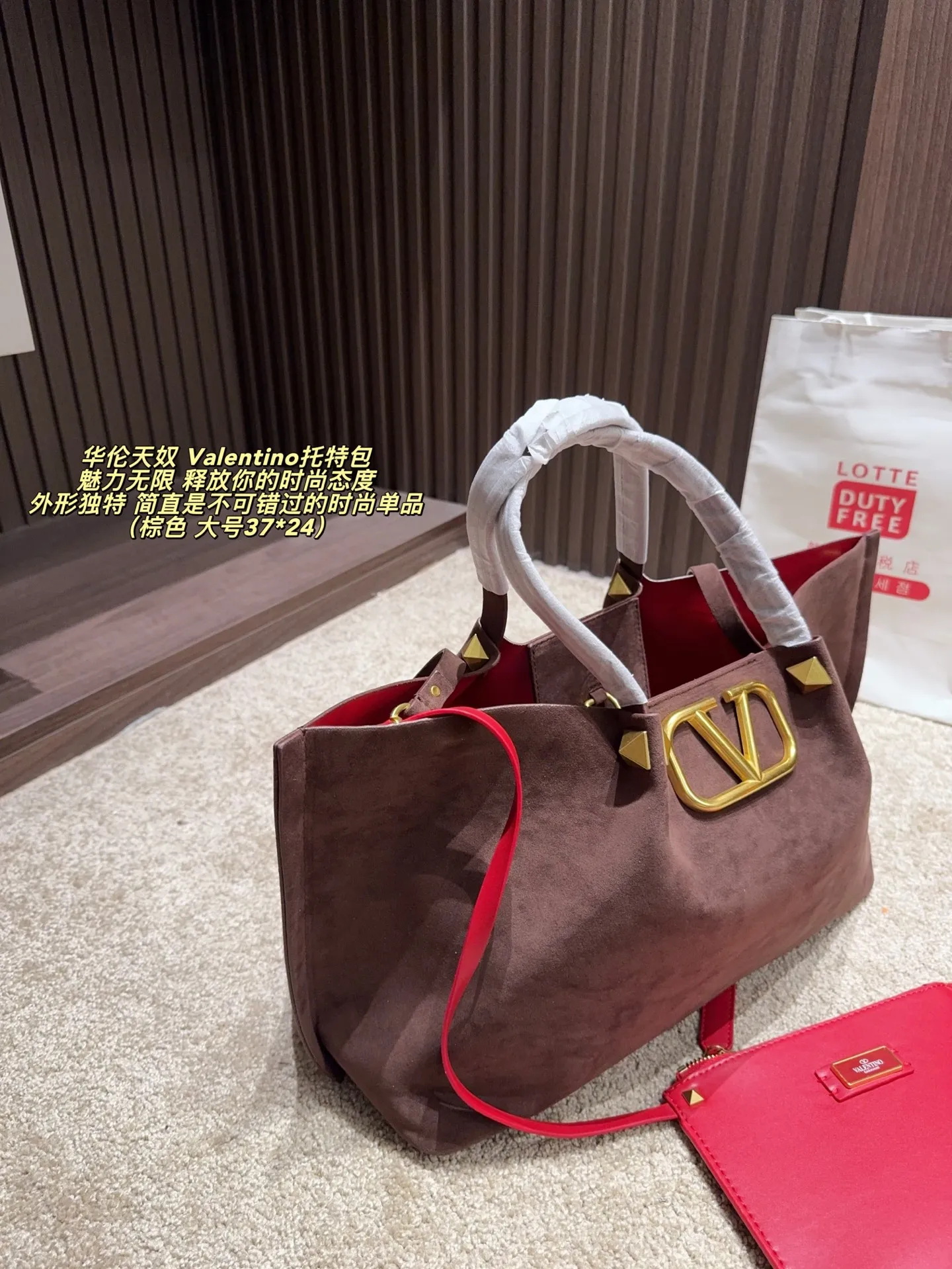 Large p380 without box ⚠️ size 37*24 Small size P370 without box ⚠️ size 25*19 Valentino tote bag has unlimited charm and unleashes your fashion attitude. It has a unique appearance and many cute colors to choose from. It is a fashion item not to be missed. It is different from the softness of canvas bags. It gives a free and easy feeling when carried on the body. It is super textured and is loved by fashionistas.