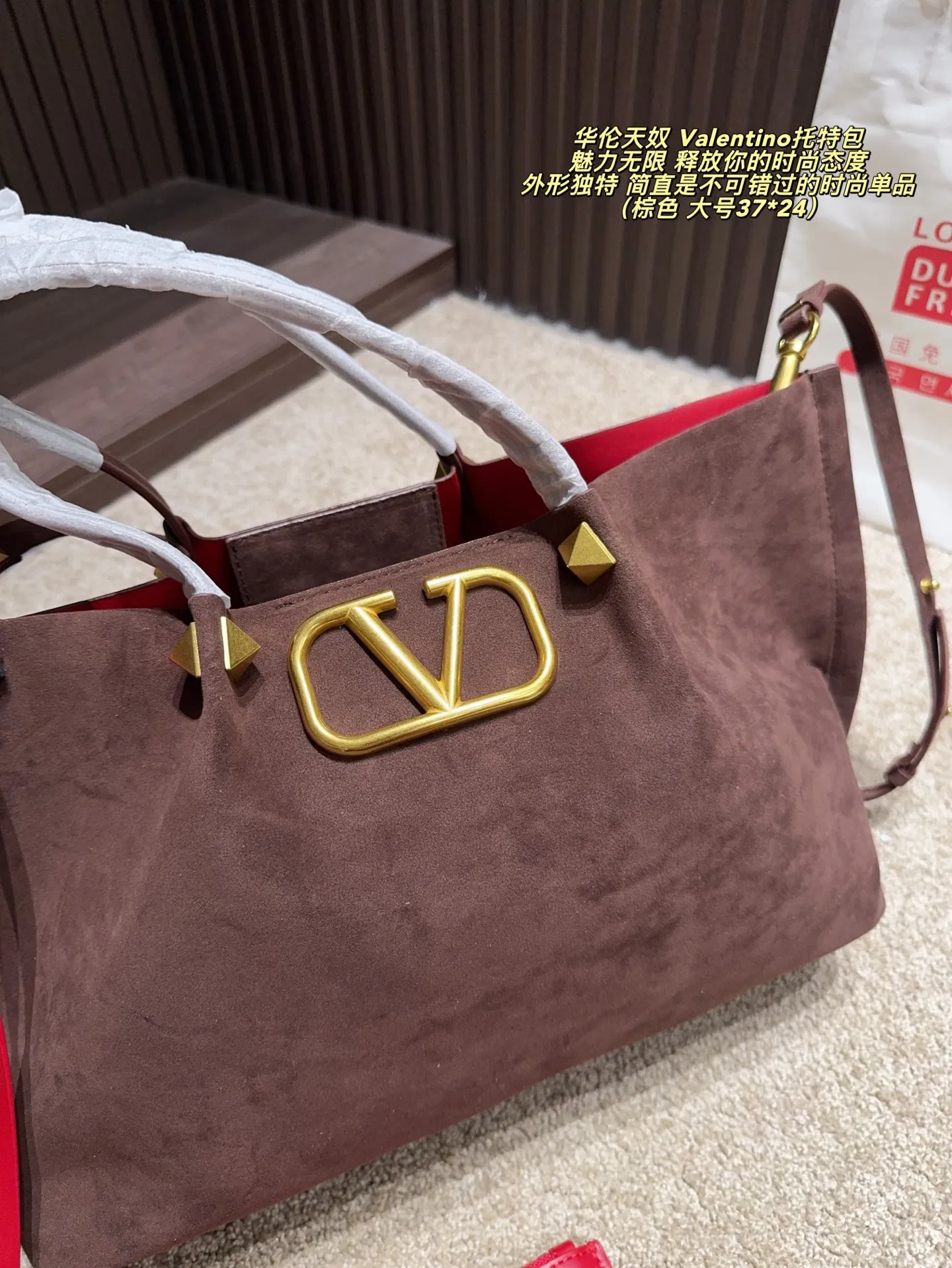 Large p380 without box ⚠️ size 37*24 Small size P370 without box ⚠️ size 25*19 Valentino tote bag has unlimited charm and unleashes your fashion attitude. It has a unique appearance and many cute colors to choose from. It is a fashion item not to be missed. It is different from the softness of canvas bags. It gives a free and easy feeling when carried on the body. It is super textured and is loved by fashionistas.