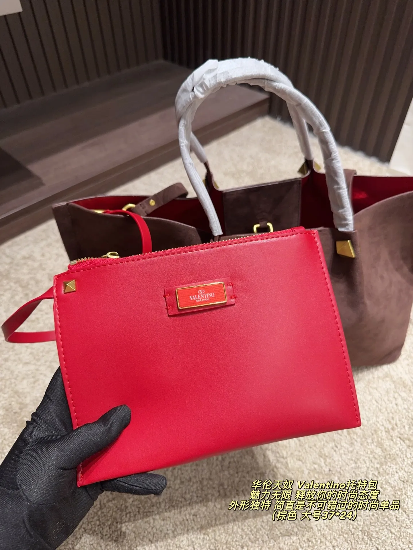 Large p380 without box ⚠️ size 37*24 Small size P370 without box ⚠️ size 25*19 Valentino tote bag has unlimited charm and unleashes your fashion attitude. It has a unique appearance and many cute colors to choose from. It is a fashion item not to be missed. It is different from the softness of canvas bags. It gives a free and easy feeling when carried on the body. It is super textured and is loved by fashionistas.