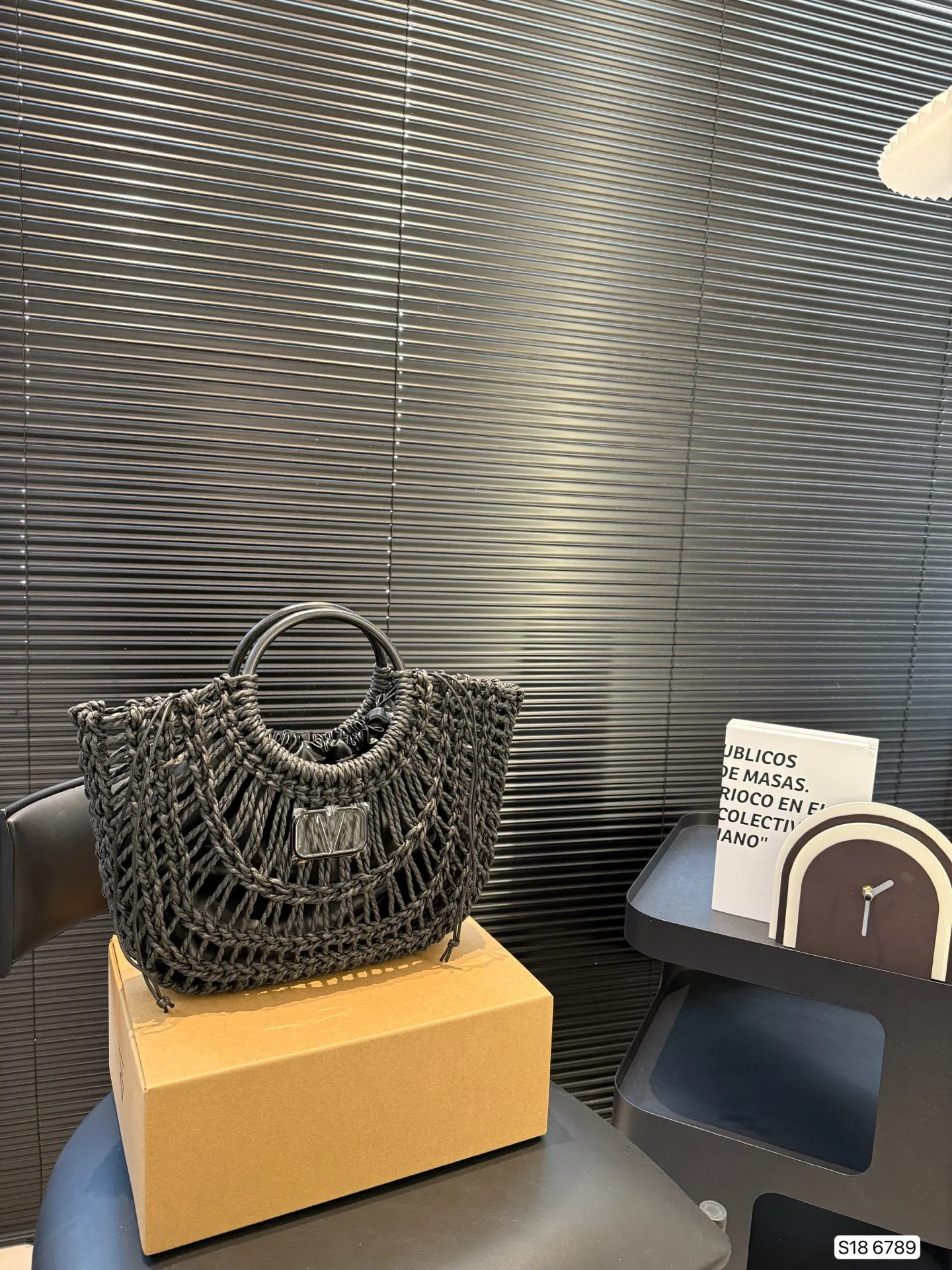 P280 comes with box Valentino Valentino woven bag 24 has a strong holiday style in spring and summer, but it is also suitable for daily life. I feel like having a bag like this is a must. After all, no one wants to refuse the waves and the beach. Size: 33 22 Item No. 6789