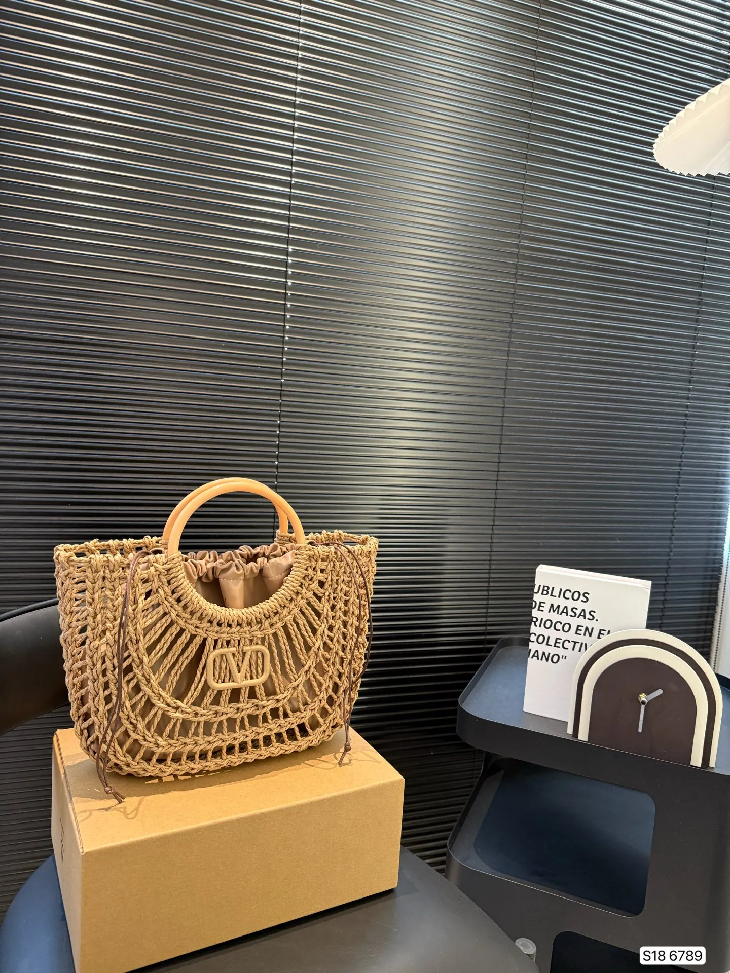 P280 comes with box Valentino Valentino woven bag 24 has a strong holiday style in spring and summer, but it is also suitable for daily life. I feel like having a bag like this is a must. After all, no one wants to refuse the waves and the beach. Size: 33 22 Item No. 6789