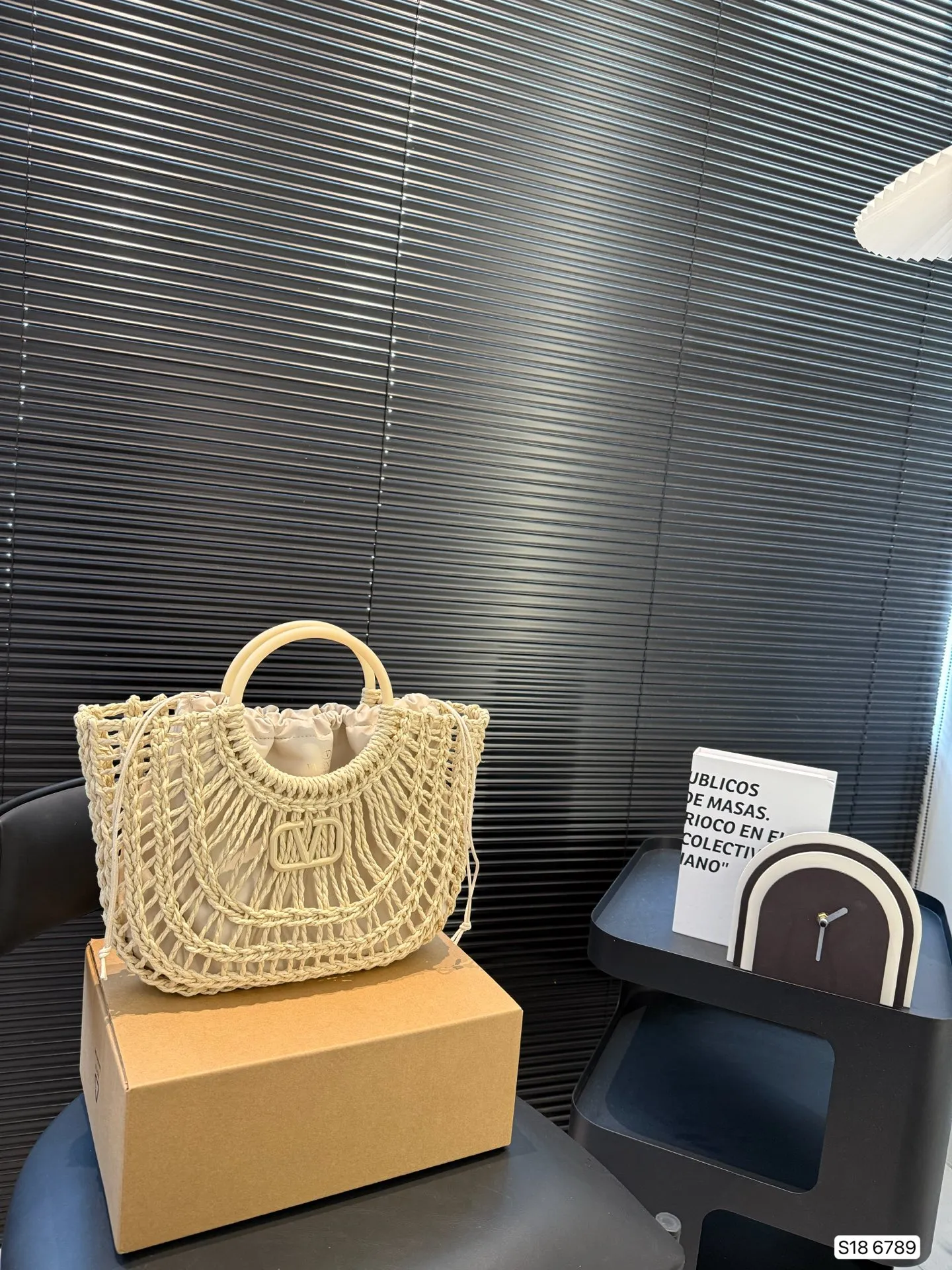 P280 comes with box Valentino Valentino woven bag 24 has a strong holiday style in spring and summer, but it is also suitable for daily life. I feel like having a bag like this is a must. After all, no one wants to refuse the waves and the beach. Size: 33 22 Item No. 6789