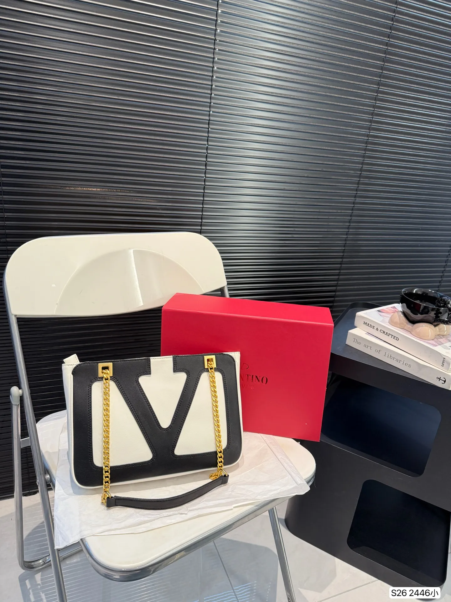 P360 comes with a folding box. Stars interpret the Valentino Viva Superstar bag. The eye-catching V Logo makes it highly recognizable. The outline of the bag is square and orderly. The color matching and sliding chain add to the retro texture. Hello Michele #Valentino2025 Early Spring Series Size: Small 28 19 Item No. 2446 Small
