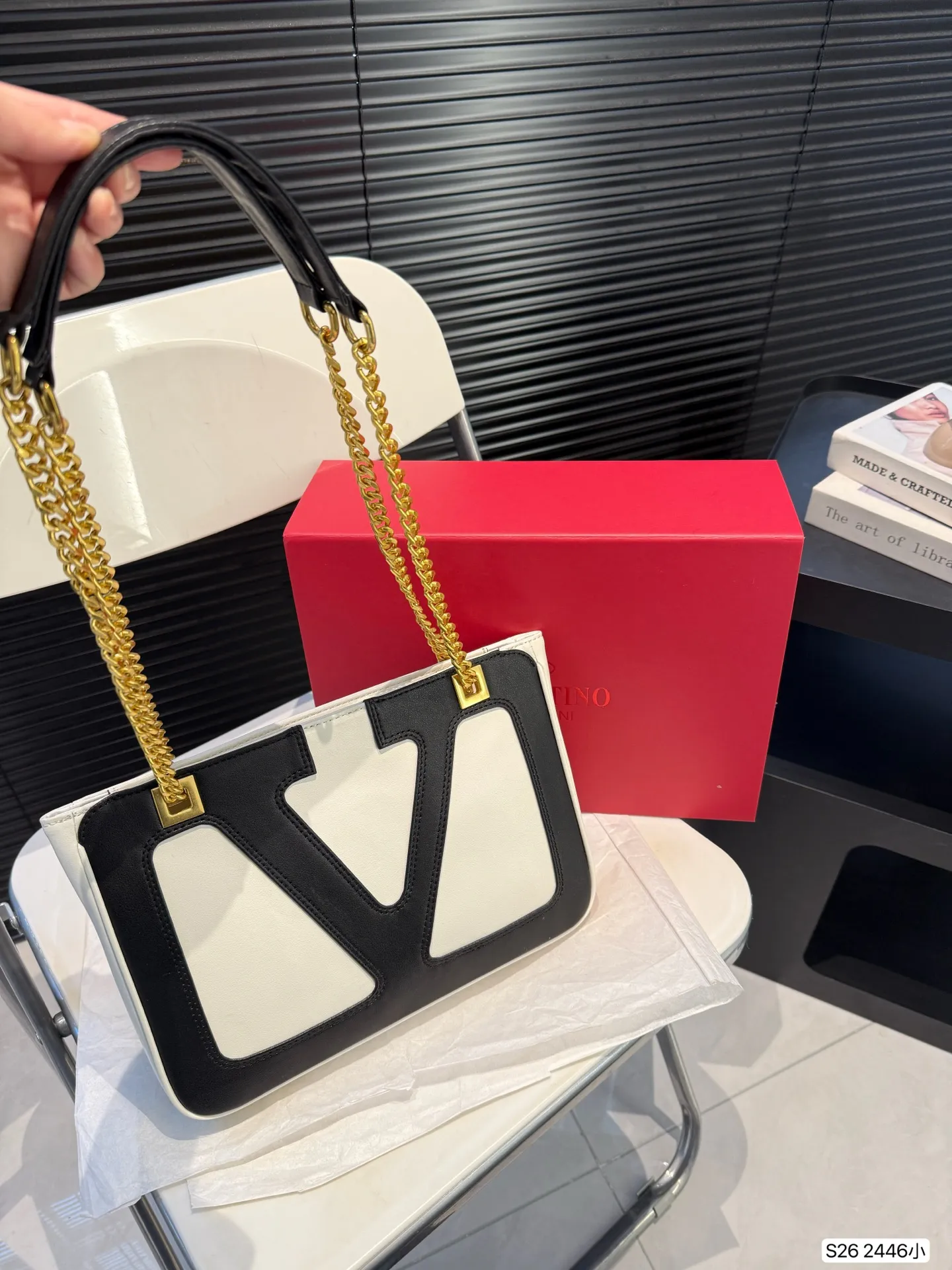 P360 comes with a folding box. Stars interpret the Valentino Viva Superstar bag. The eye-catching V Logo makes it highly recognizable. The outline of the bag is square and orderly. The color matching and sliding chain add to the retro texture. Hello Michele #Valentino2025 Early Spring Series Size: Small 28 19 Item No. 2446 Small