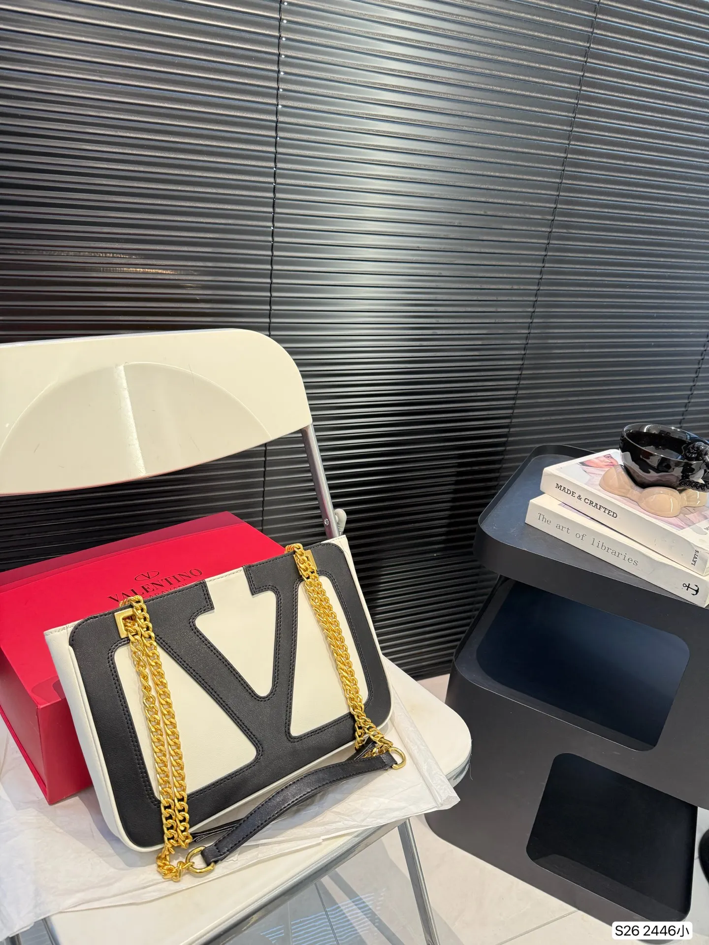 P360 comes with a folding box. Stars interpret the Valentino Viva Superstar bag. The eye-catching V Logo makes it highly recognizable. The outline of the bag is square and orderly. The color matching and sliding chain add to the retro texture. Hello Michele #Valentino2025 Early Spring Series Size: Small 28 19 Item No. 2446 Small