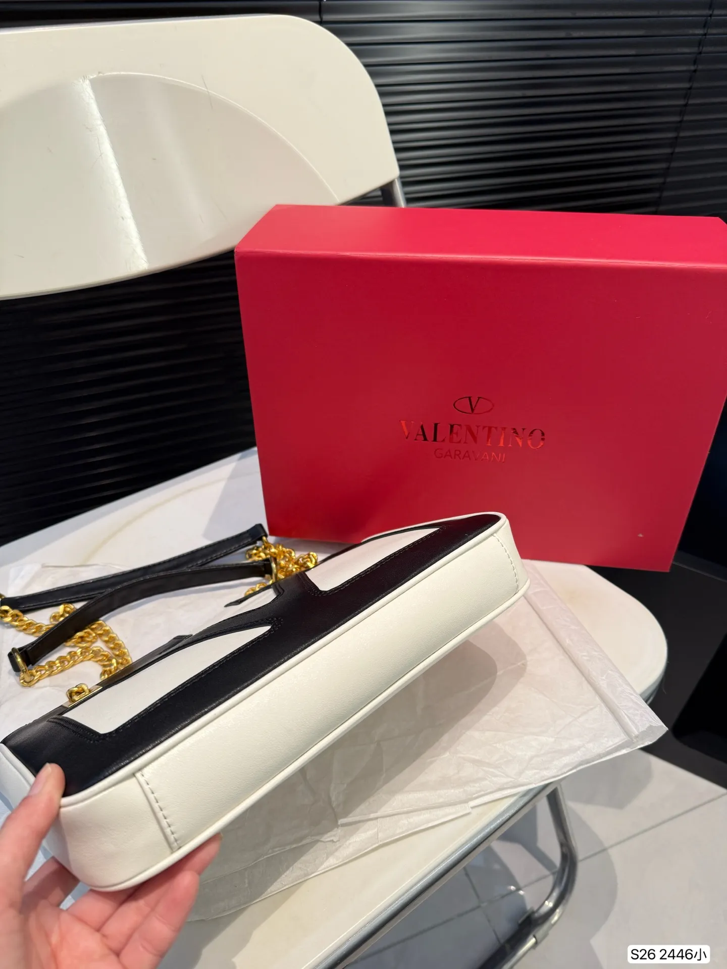 P360 comes with a folding box. Stars interpret the Valentino Viva Superstar bag. The eye-catching V Logo makes it highly recognizable. The outline of the bag is square and orderly. The color matching and sliding chain add to the retro texture. Hello Michele #Valentino2025 Early Spring Series Size: Small 28 19 Item No. 2446 Small