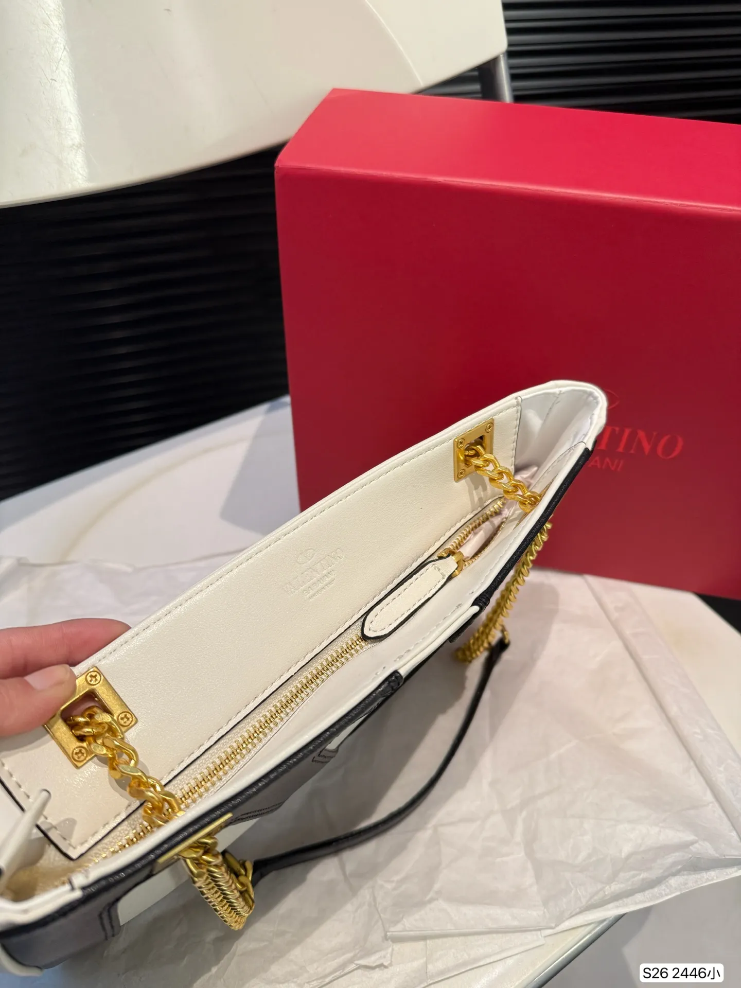 P360 comes with a folding box. Stars interpret the Valentino Viva Superstar bag. The eye-catching V Logo makes it highly recognizable. The outline of the bag is square and orderly. The color matching and sliding chain add to the retro texture. Hello Michele #Valentino2025 Early Spring Series Size: Small 28 19 Item No. 2446 Small
