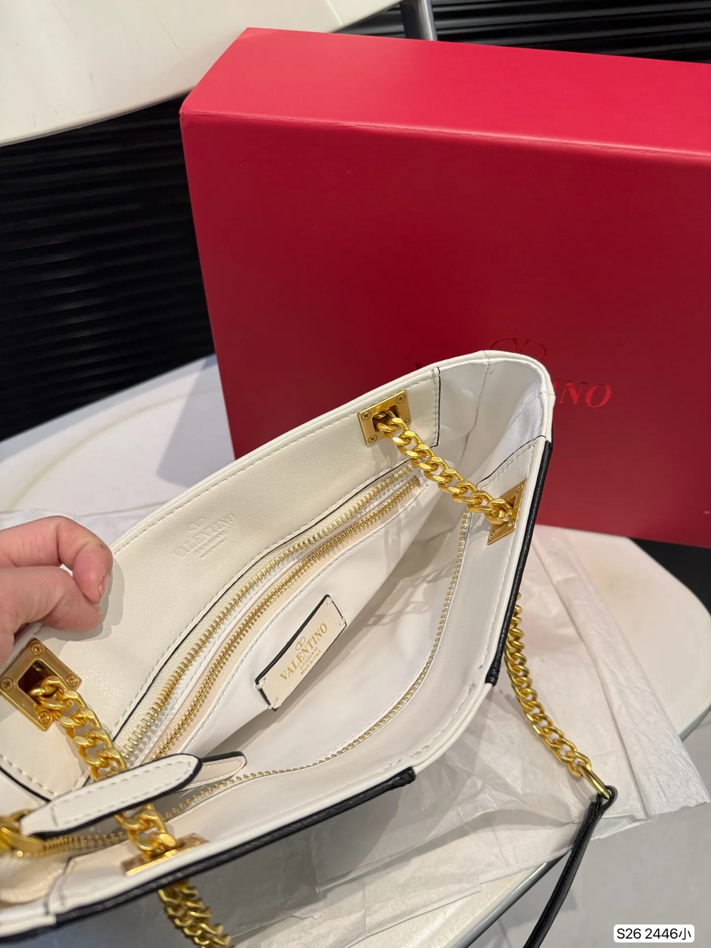 P360 comes with a folding box. Stars interpret the Valentino Viva Superstar bag. The eye-catching V Logo makes it highly recognizable. The outline of the bag is square and orderly. The color matching and sliding chain add to the retro texture. Hello Michele #Valentino2025 Early Spring Series Size: Small 28 19 Item No. 2446 Small