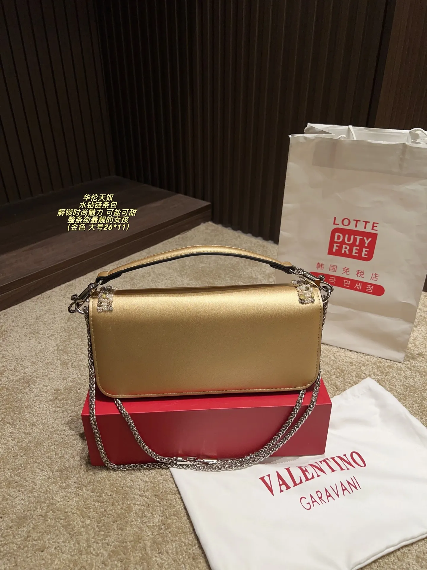 Large P410 with box⚠️size 26*11 Small P400 with box⚠️size 20*11 Valentino rhinestone chain bag Unlock fashion charm Can be salty or sweet The most beautiful girl on the street
