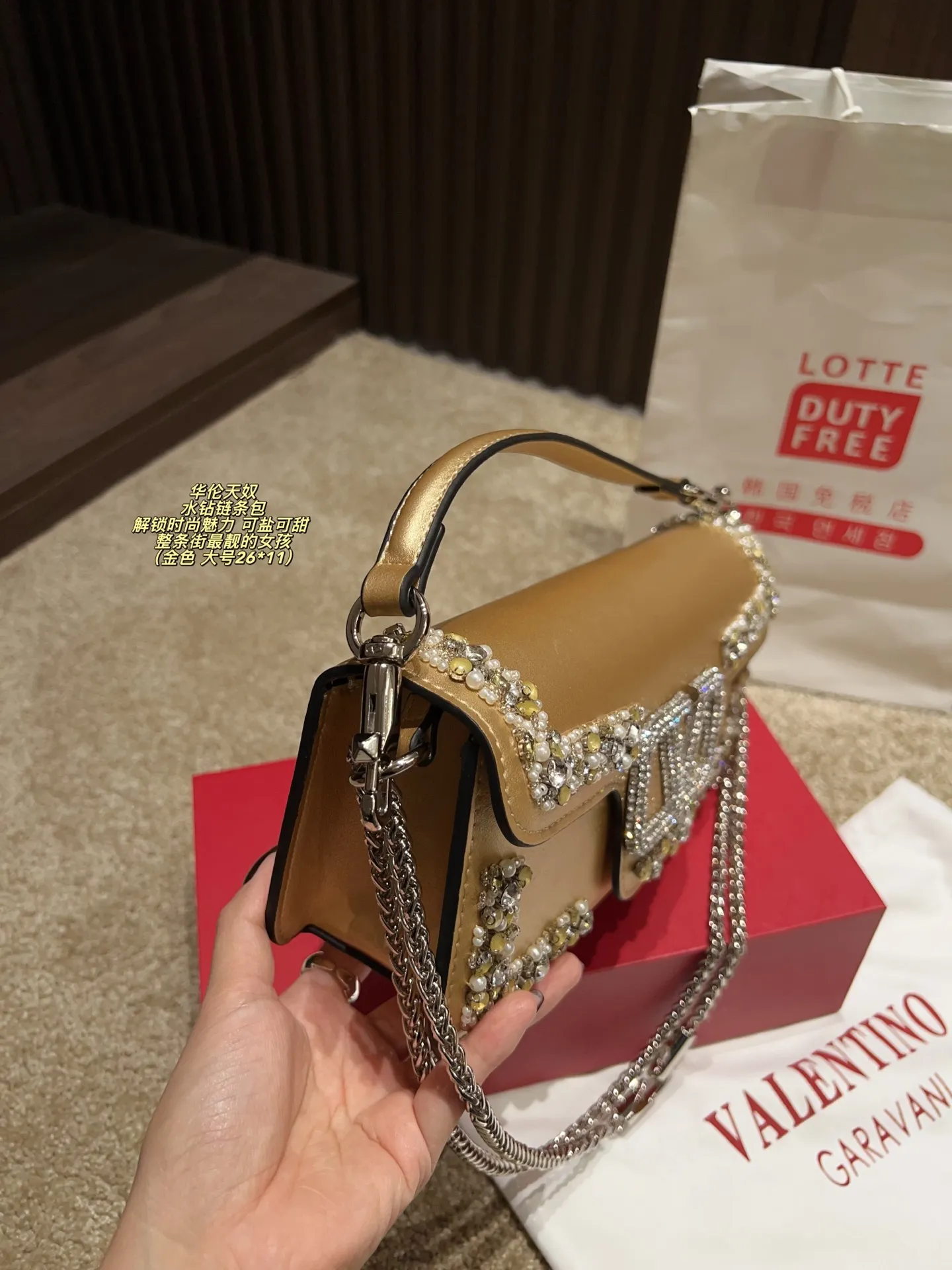 Large P410 with box⚠️size 26*11 Small P400 with box⚠️size 20*11 Valentino rhinestone chain bag Unlock fashion charm Can be salty or sweet The most beautiful girl on the street