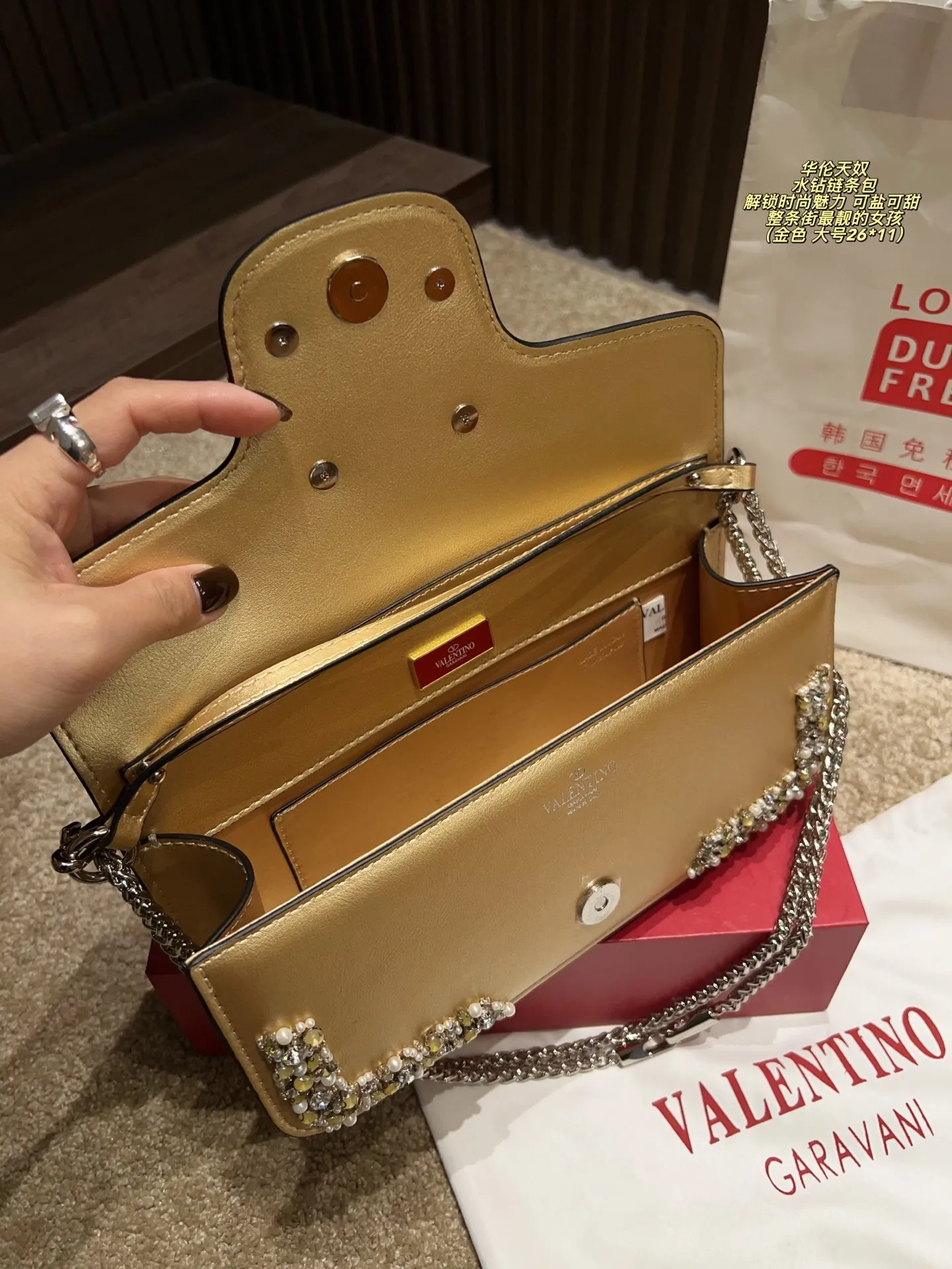 Large P410 with box⚠️size 26*11 Small P400 with box⚠️size 20*11 Valentino rhinestone chain bag Unlock fashion charm Can be salty or sweet The most beautiful girl on the street