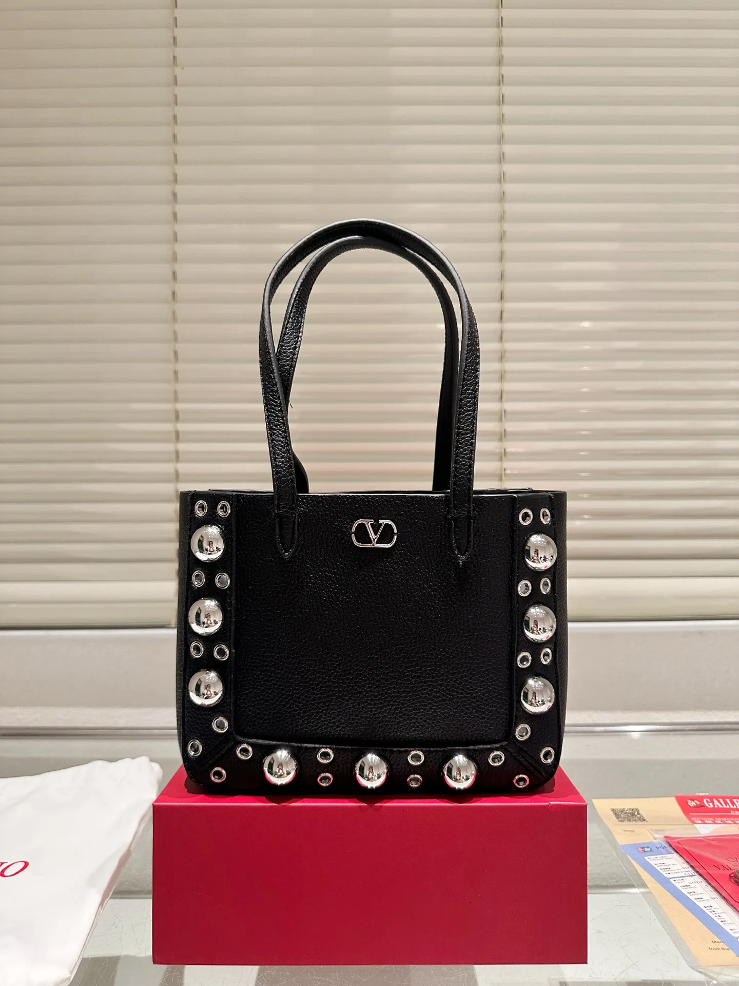 P360 comes with box, size 21*17 Valentino nellcote tote bag, suede body, decorated with ball rivets and hollow details, balancing retro and fashionable. It can be freely switched between hand-carrying and shoulder-carrying, and combined with a detachable carrying bag, it combines practicality and fun.