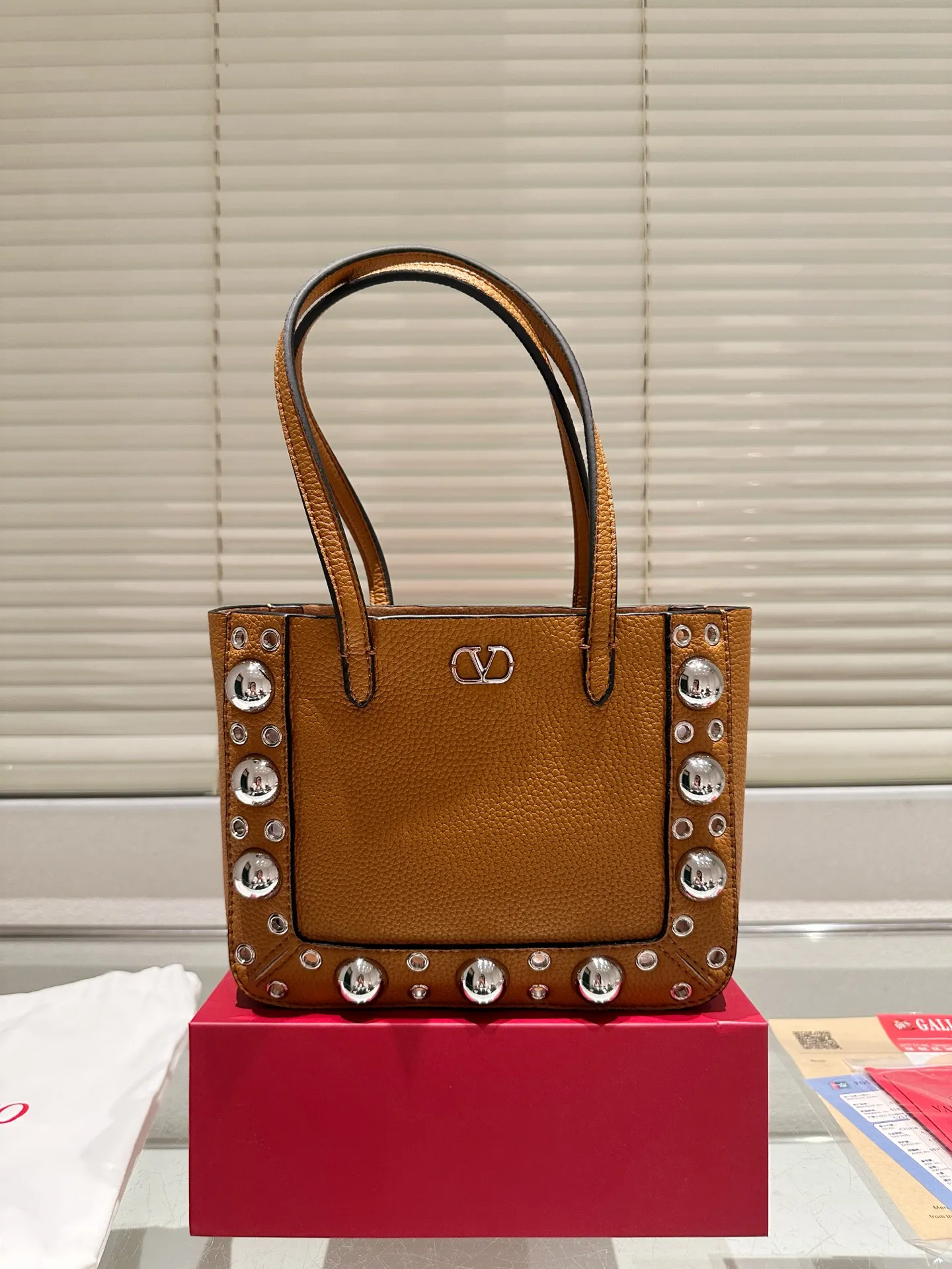 P360 comes with box, size 21*17 Valentino nellcote tote bag, suede body, decorated with ball rivets and hollow details, balancing retro and fashionable. It can be freely switched between hand-carrying and shoulder-carrying, and combined with a detachable carrying bag, it combines practicality and fun.