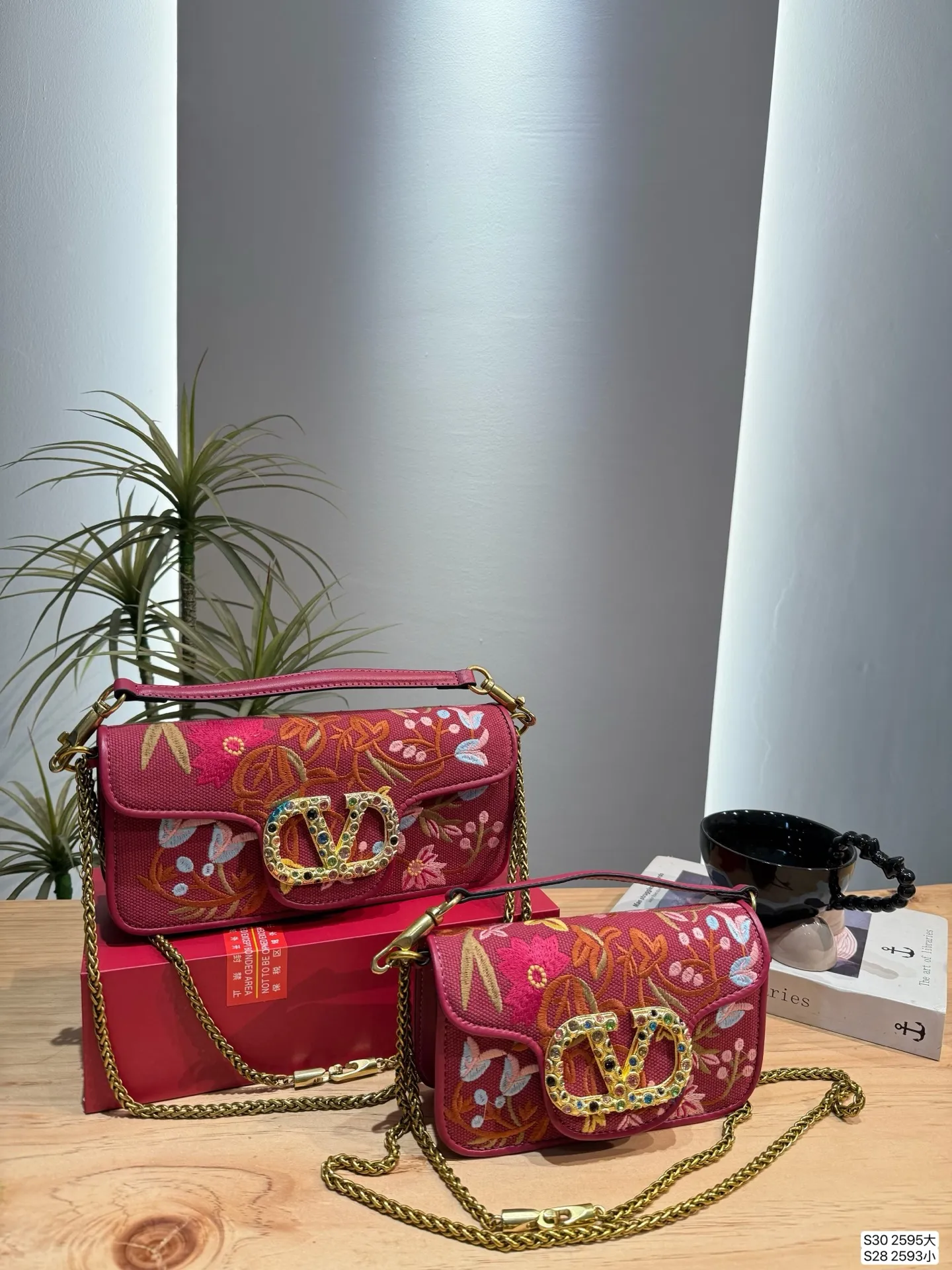 Large size P400, small size P390, with folding box. This time Valentino really went big. Favored by celebrities from all walks of life ~ The simple design is not only artistic but also exquisite. High-end sizes: large size 26 12, small size 20 11, item number large 2595, small 2593