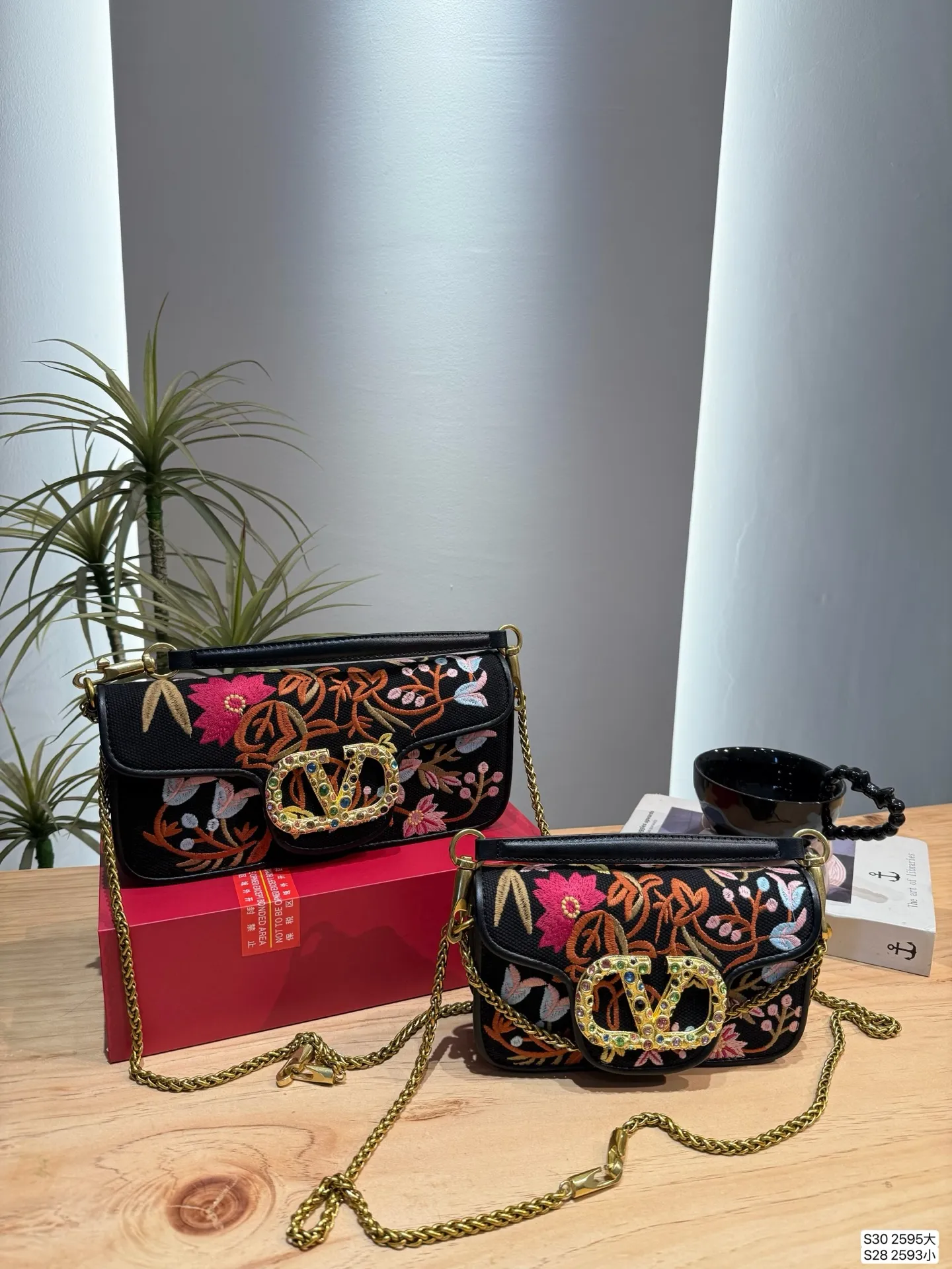 Large size P400, small size P390, with folding box. This time Valentino really went big. Favored by celebrities from all walks of life ~ The simple design is not only artistic but also exquisite. High-end sizes: large size 26 12, small size 20 11, item number large 2595, small 2593
