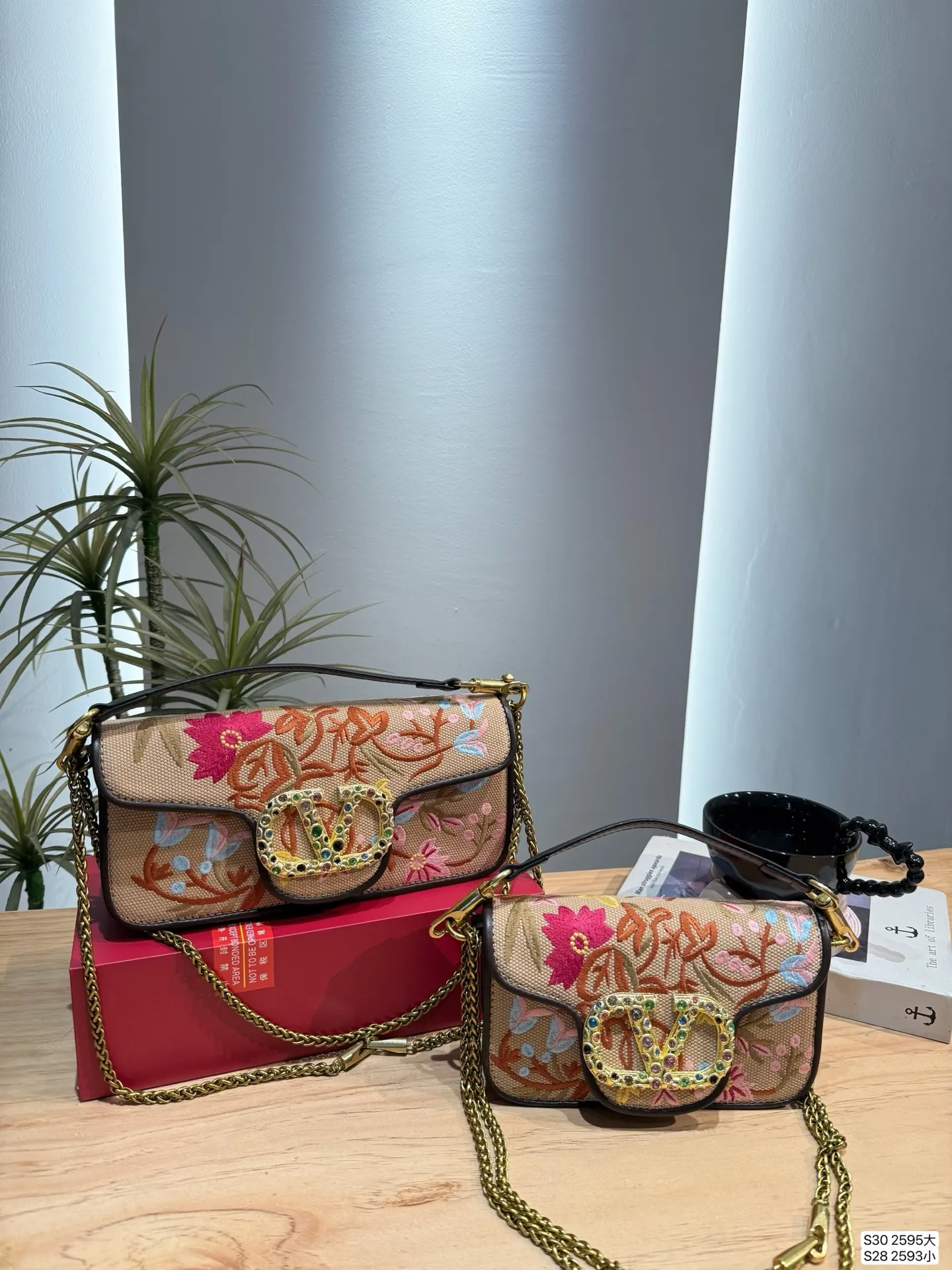 Large size P400, small size P390, with folding box. This time Valentino really went big. Favored by celebrities from all walks of life ~ The simple design is not only artistic but also exquisite. High-end sizes: large size 26 12, small size 20 11, item number large 2595, small 2593