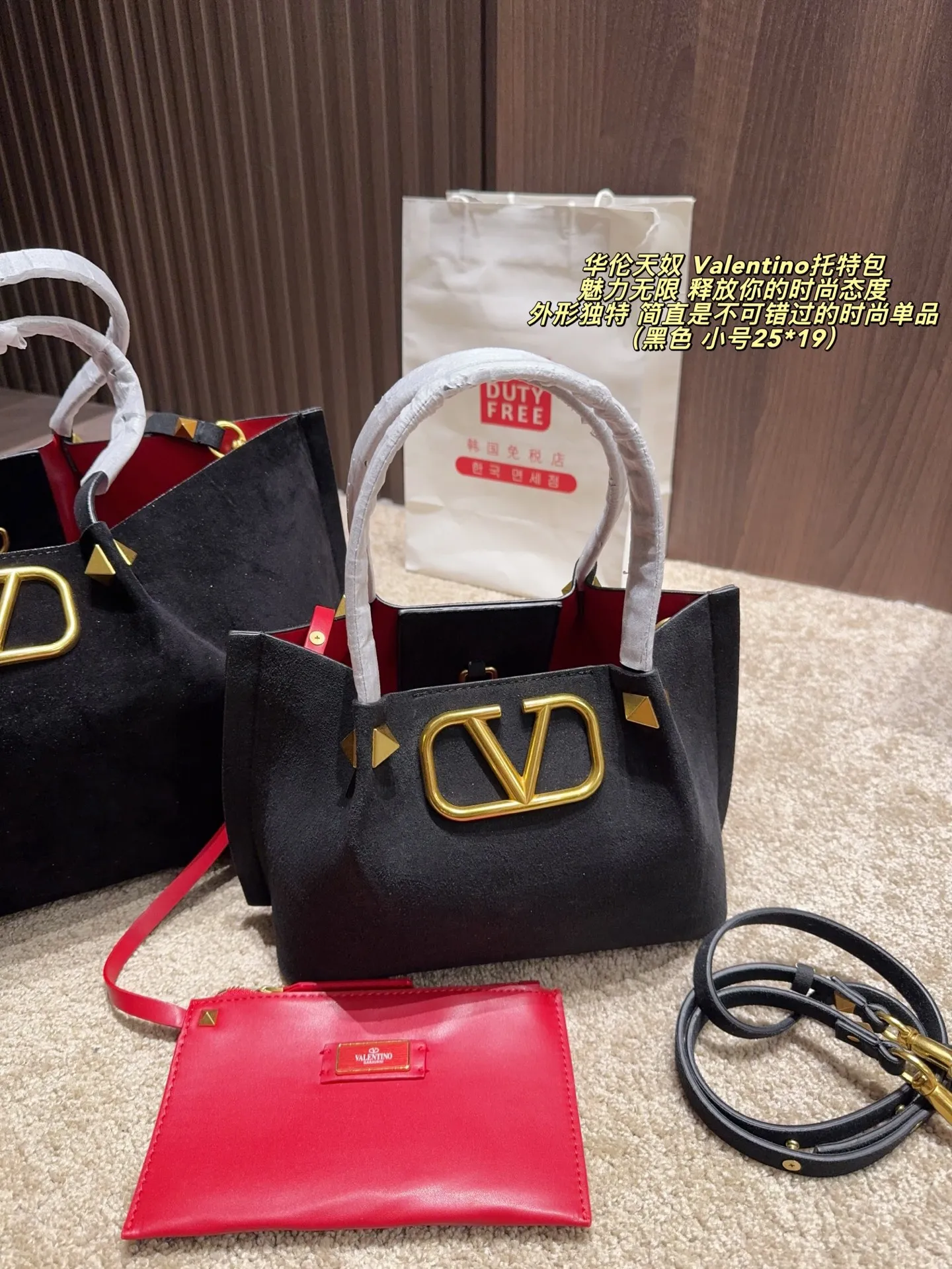Large p380 without box ⚠️ size 37*24 Small size P370 without box ⚠️ size 25*19 Valentino tote bag has unlimited charm and unleashes your fashion attitude. It has a unique appearance and many cute colors to choose from. It is a fashion item not to be missed. It is different from the softness of canvas bags. It gives a free and easy feeling when carried on the body. It is super textured and is loved by fashionistas.